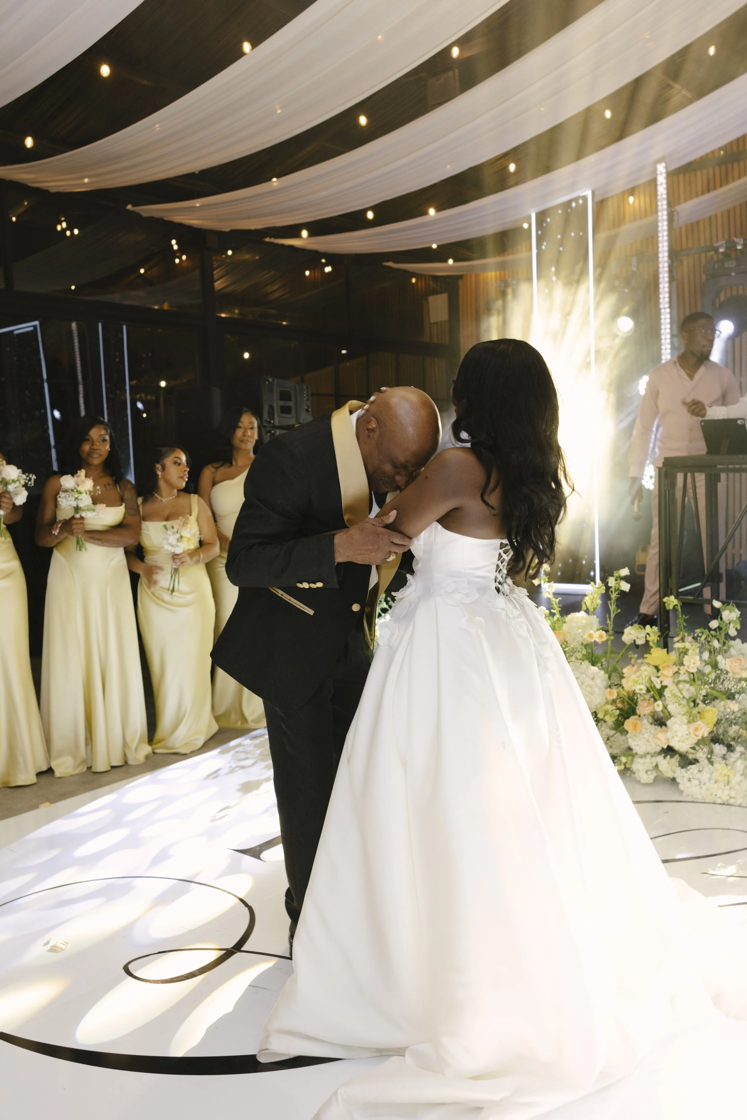 Wedding reception at Forest Campestre in Medellín, Colombia featuring the couple's first dance, parent dances, dance floor celebration, wedding desserts, and candid documentary wedding photography.