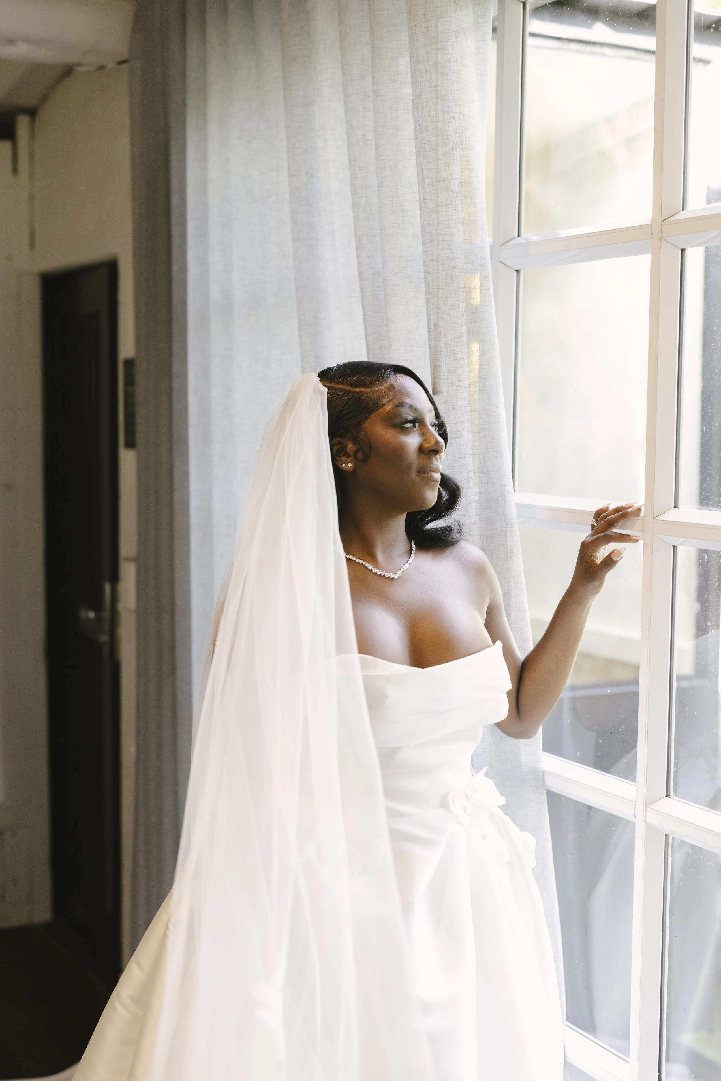 Documentary wedding photography showcasing bridal preparations, bridesmaids, wedding details, floral ceremony design, reception décor, invitation suite, wedding dress, and intimate getting ready moments at Forest Campestre in Medellín, Colombia.