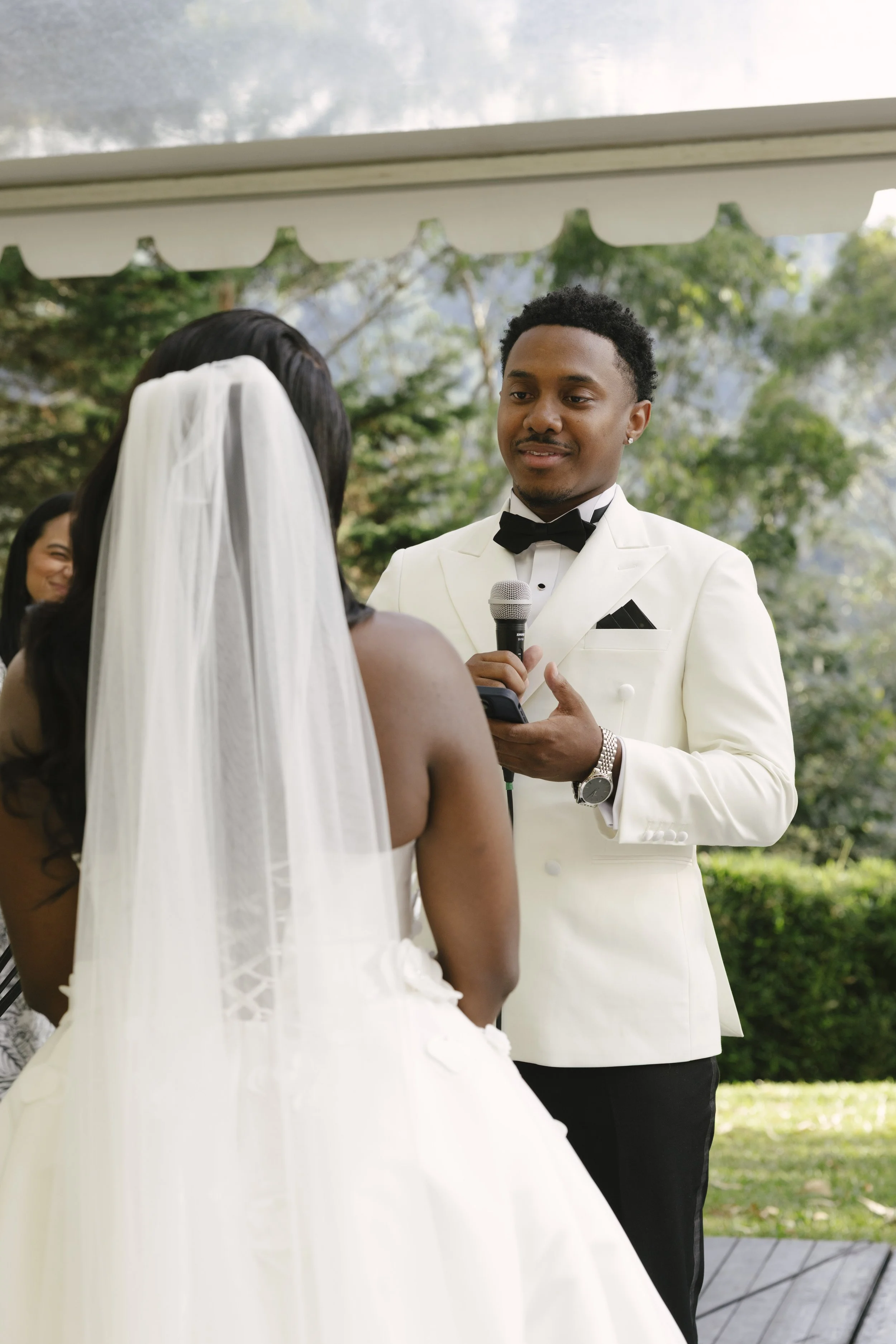 Forest Campestre wedding ceremony in Medellín, Colombia featuring the bridal processional, groom's reaction, emotional ceremony moments, floral aisle design, wedding guests, and documentary-style wedding photography