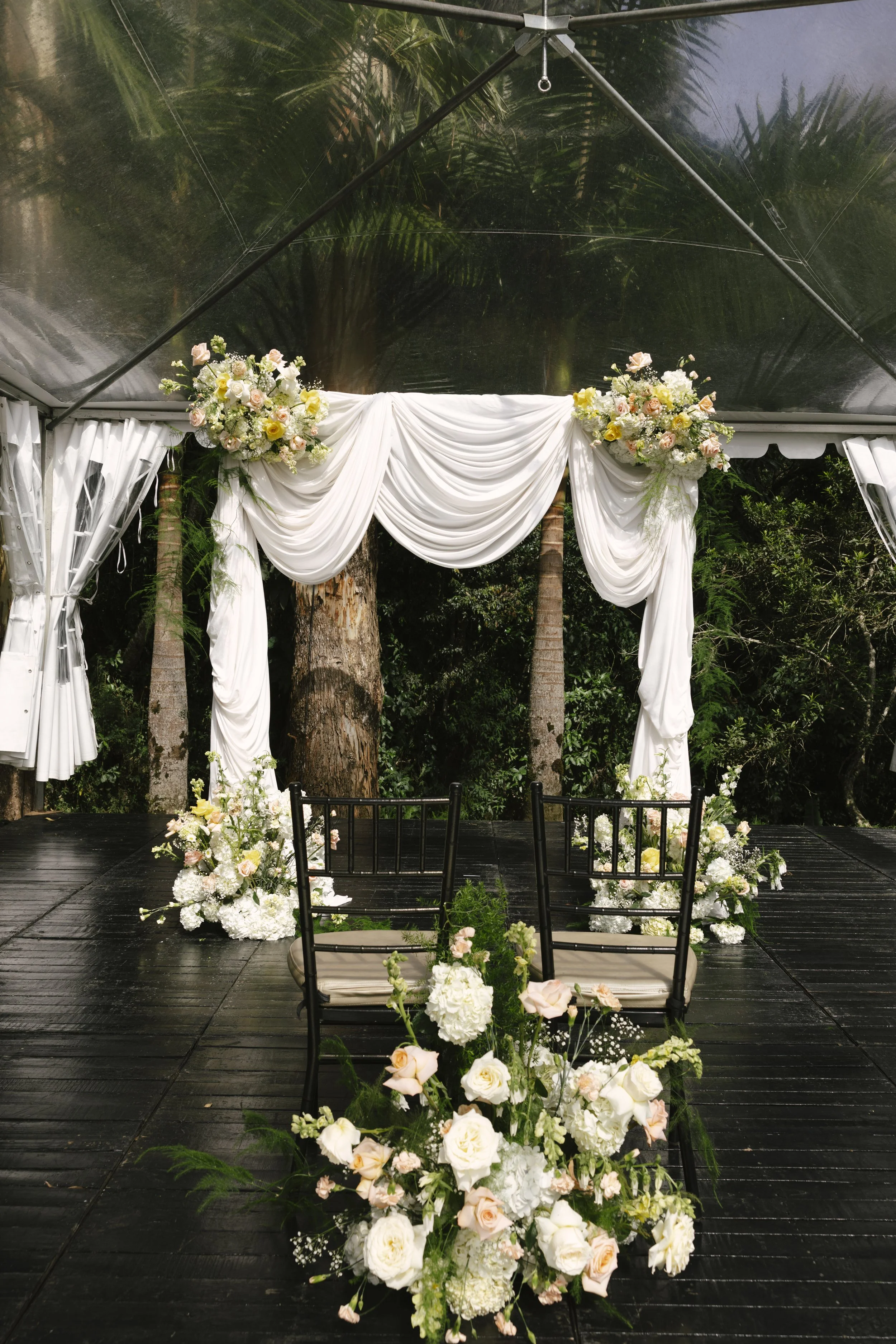Documentary wedding photography showcasing bridal preparations, bridesmaids, wedding details, floral ceremony design, reception décor, invitation suite, wedding dress, and intimate getting ready moments at Forest Campestre in Medellín, Colombia.