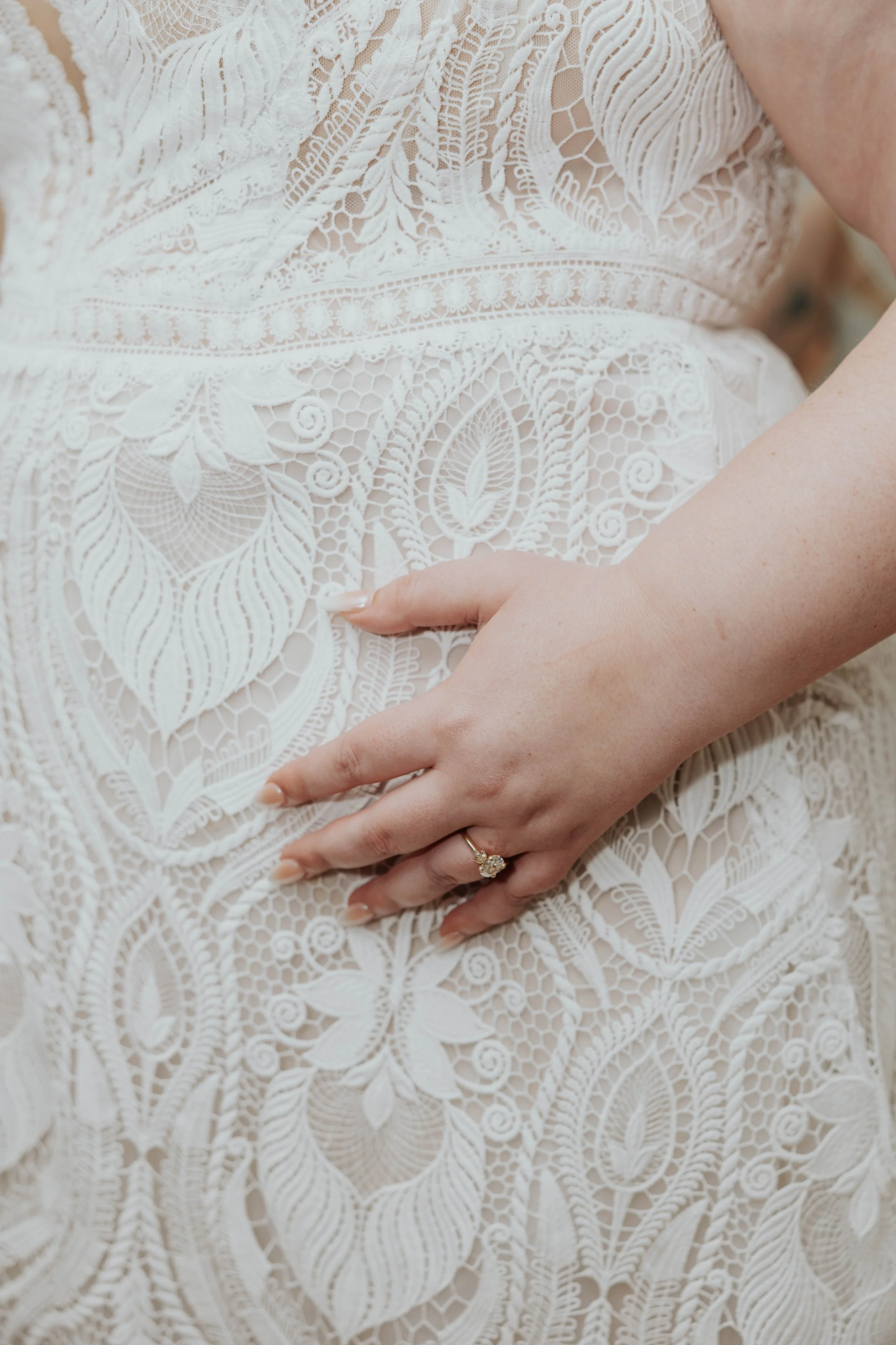 The morning began with quiet getting-ready moments and wedding detail photos before the ceremony at the Boojum Tree in Phoenix. From the bride’s dress and rings to personal touches shared throughout the space, every detail reflected Lauren & Joel’s b