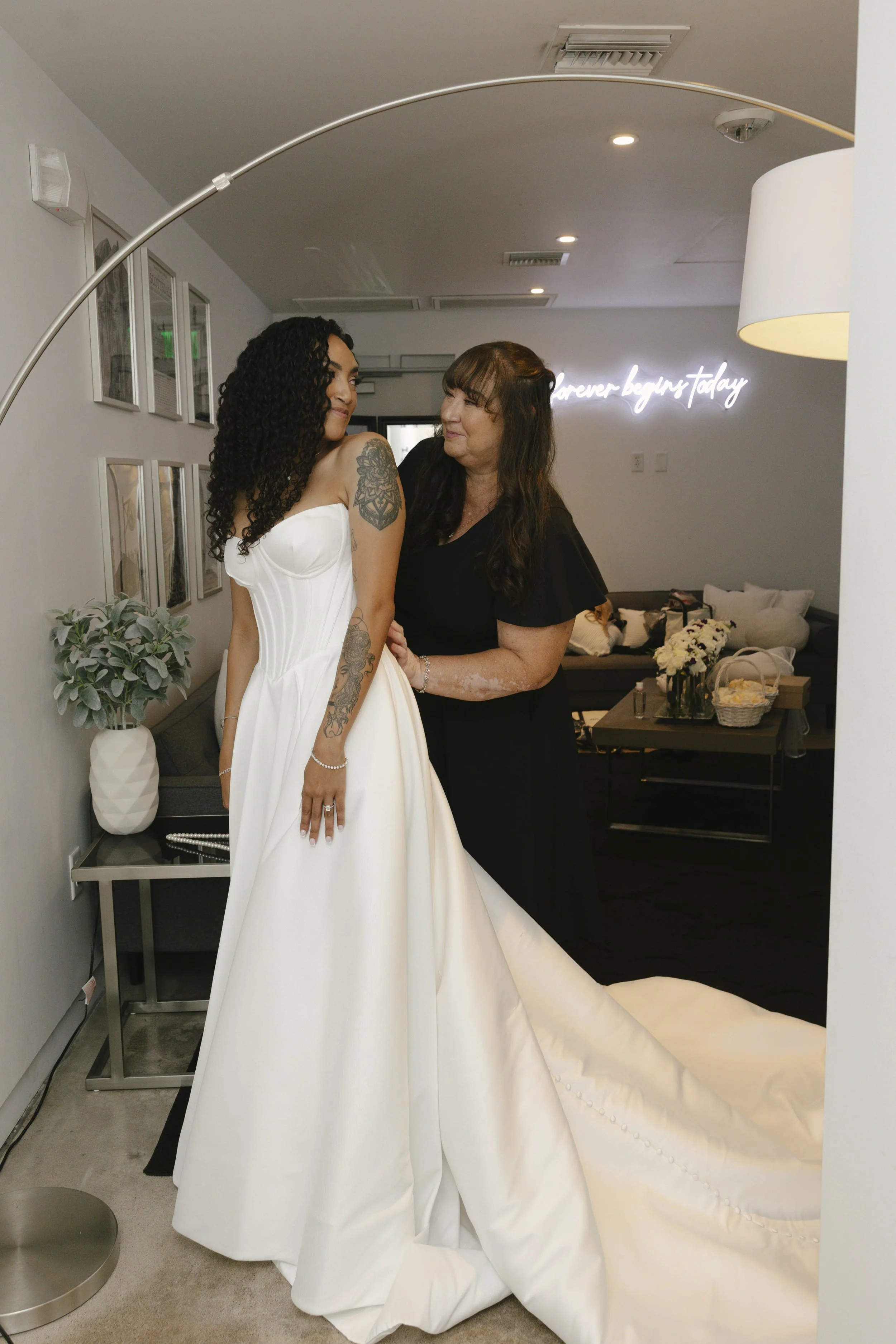 Romantic, modern wedding at The Clayton House in Scottsdale, Arizona captured by Arizona wedding photographer Raw By Laura, highlighting genuine connection, refined details, and natural moments throughout the celebration.