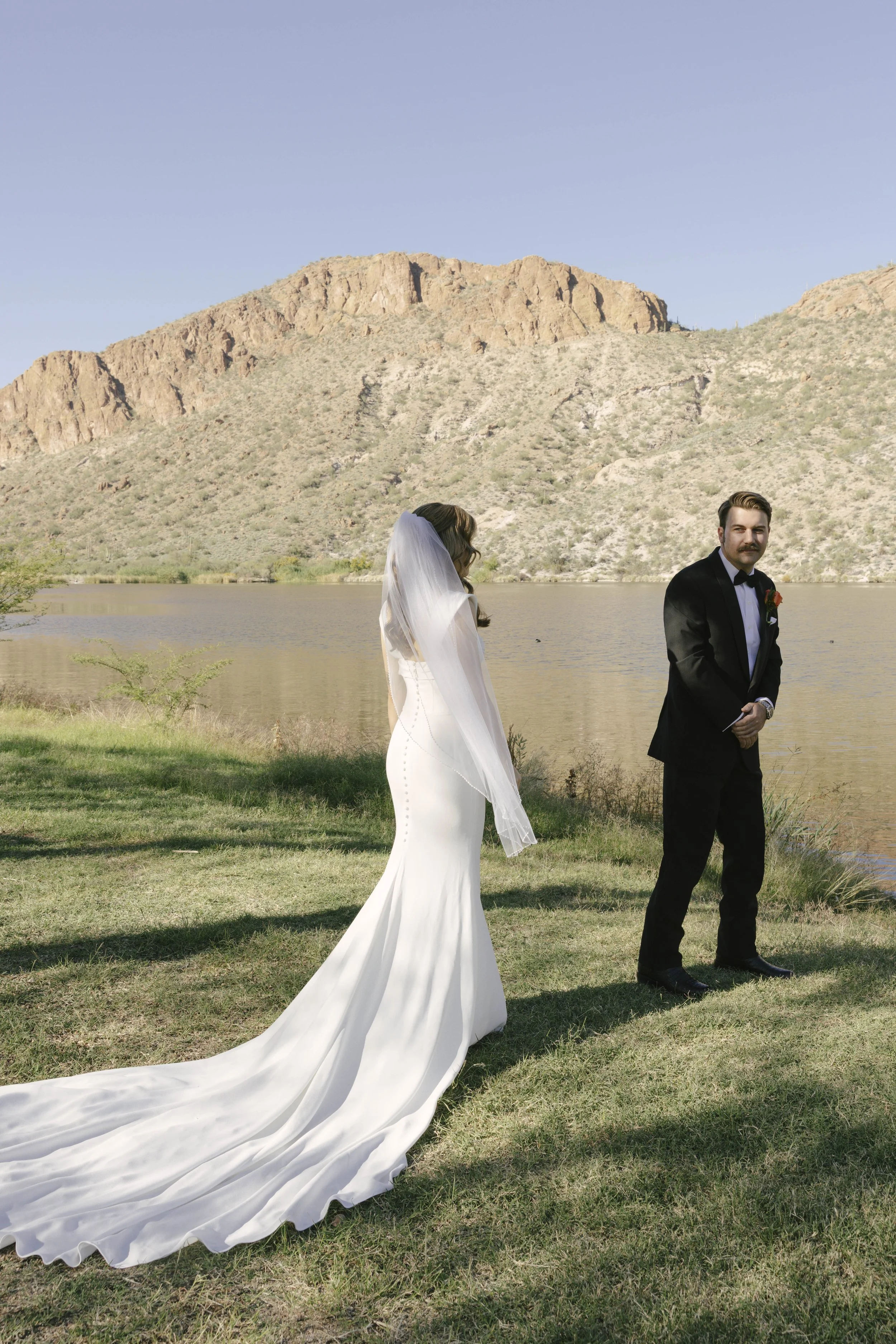 Before boarding the Dolly Steamboat, the couple shared a quiet first look along the shoreline of Canyon Lake. Surrounded by the desert mountains and calm water, they exchanged private vows in an intimate moment before the celebration began. The peace
