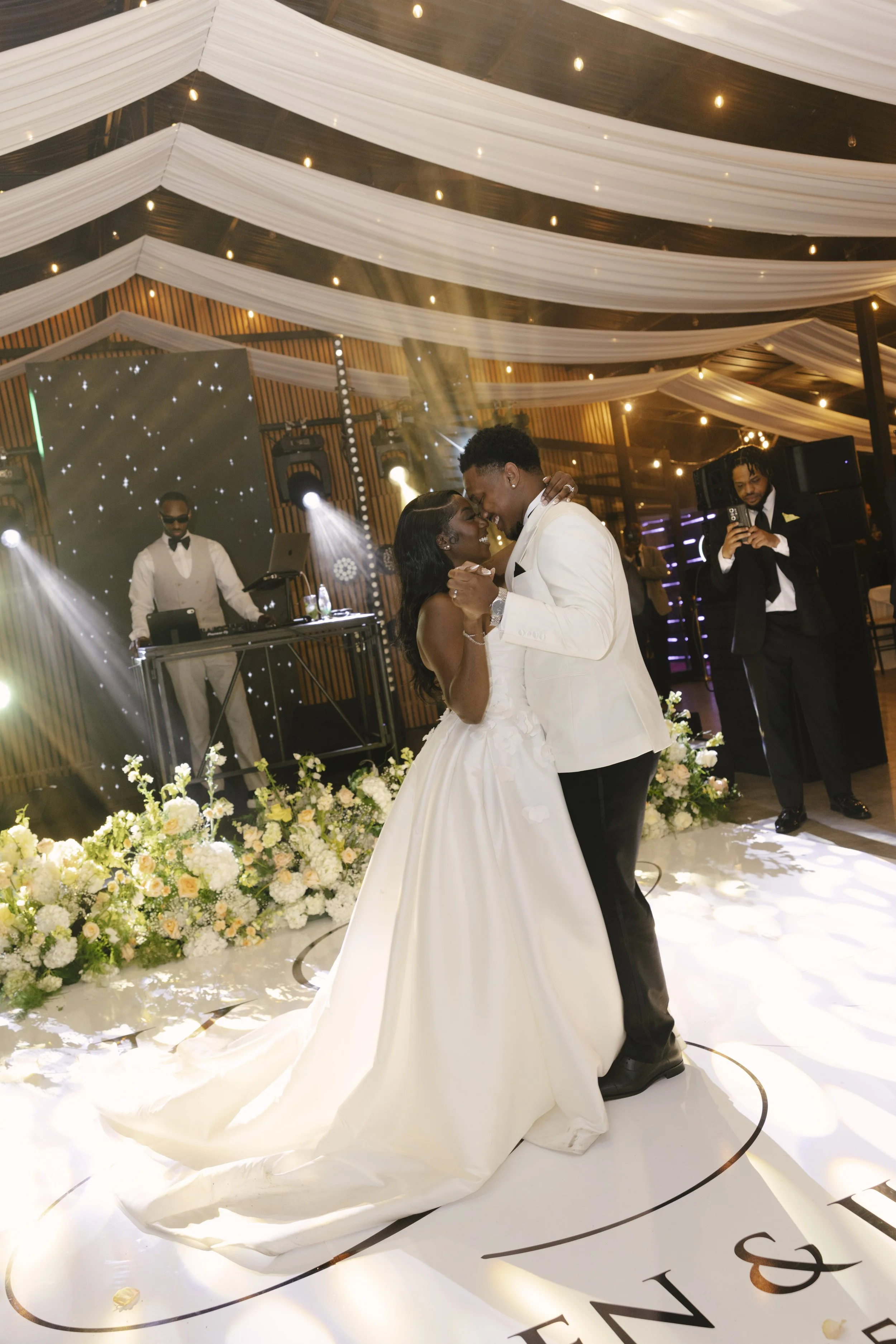 Wedding reception at Forest Campestre in Medellín, Colombia featuring the couple's first dance, parent dances, dance floor celebration, wedding desserts, and candid documentary wedding photography.