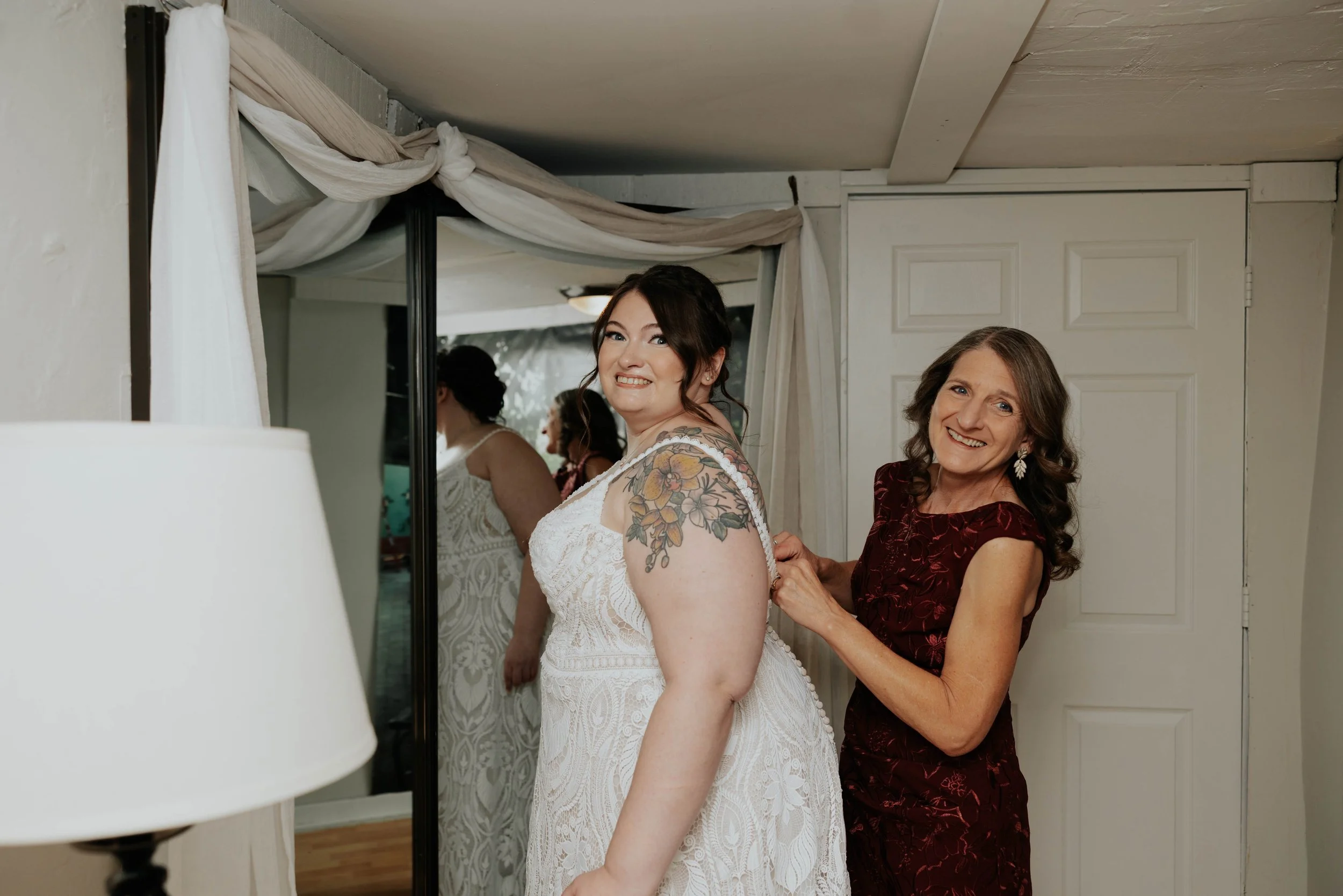 The morning began with quiet getting-ready moments and wedding detail photos before the ceremony at the Boojum Tree in Phoenix. From the bride’s dress and rings to personal touches shared throughout the space, every detail reflected Lauren & Joel’s b