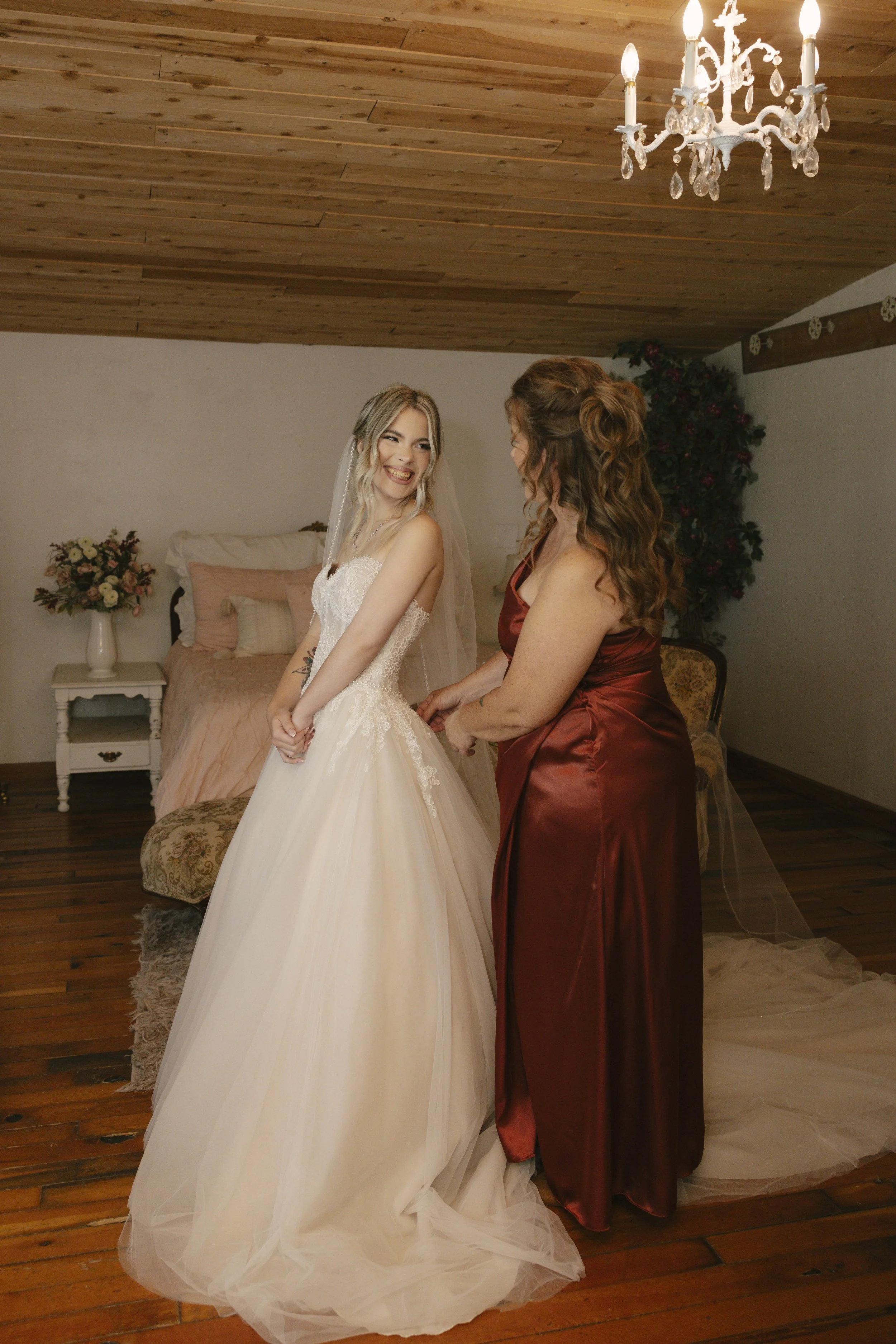 Knotty Barn wedding in Queen Creek, Arizona captured by Arizona wedding photographer Raw By Laura, featuring candid, documentary-style wedding photography, rustic western atmosphere, warm desert light, and authentic emotional moments.