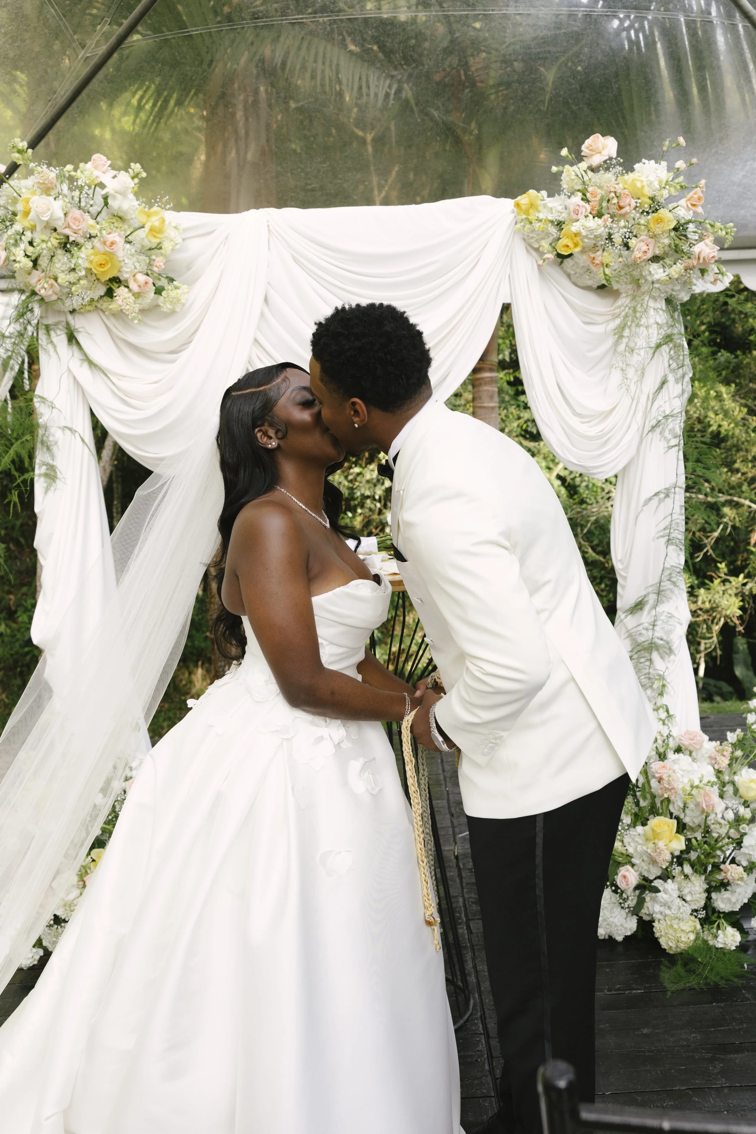 Forest Campestre wedding ceremony in Medellín, Colombia featuring the bridal processional, groom's reaction, emotional ceremony moments, floral aisle design, wedding guests, and documentary-style wedding photography