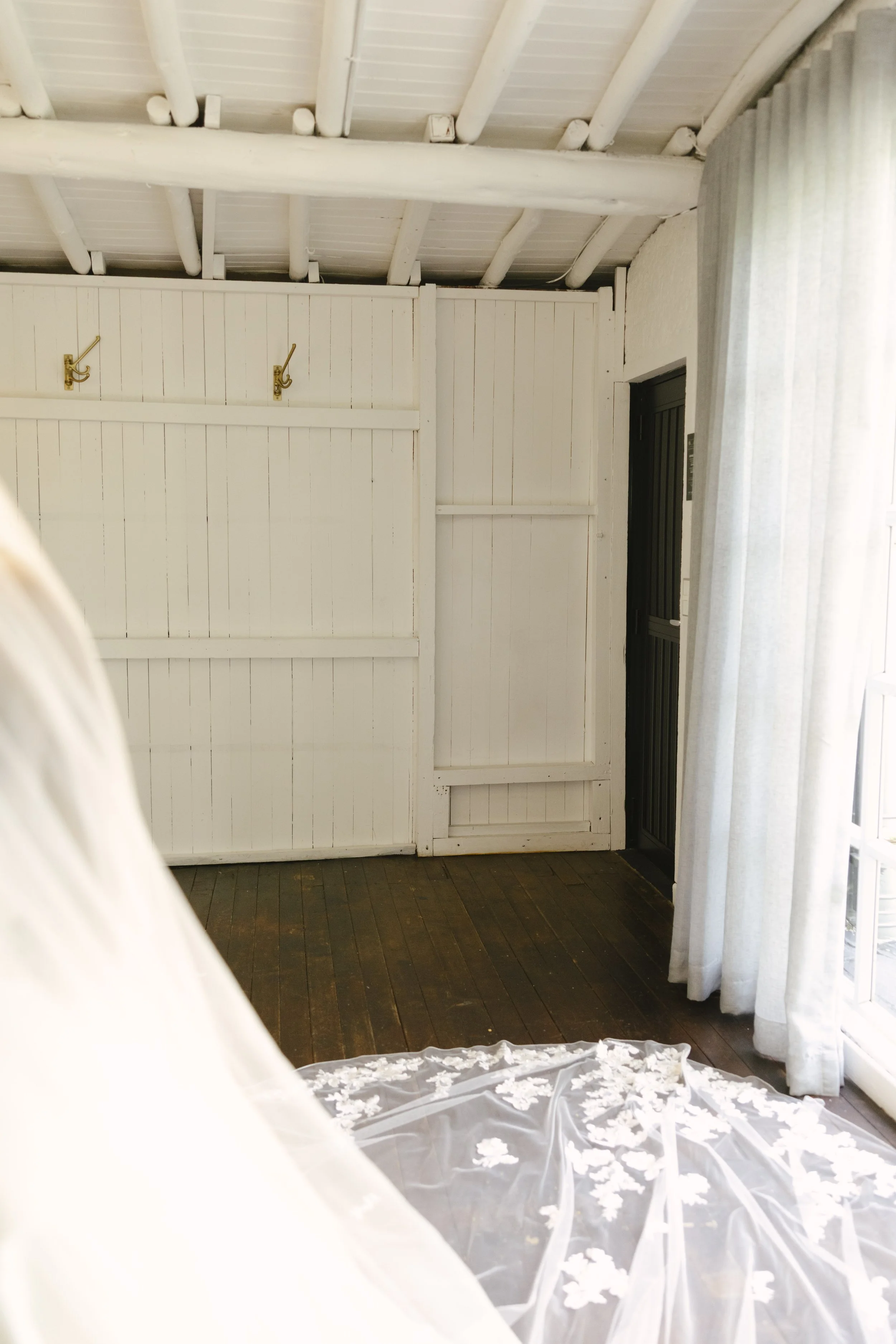 Documentary wedding photography showcasing bridal preparations, bridesmaids, wedding details, floral ceremony design, reception décor, invitation suite, wedding dress, and intimate getting ready moments at Forest Campestre in Medellín, Colombia.