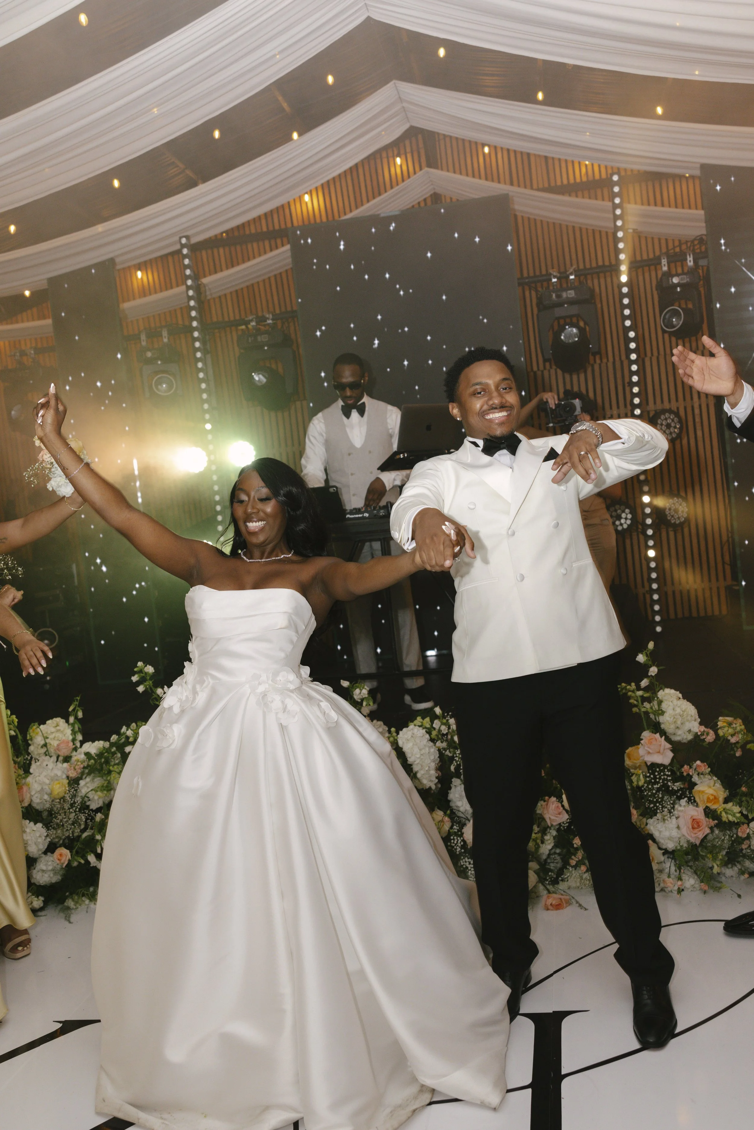 Wedding reception details at Forest Campestre in Medellín, Colombia featuring elegant reception décor, floral tablescapes, wedding cake, custom signage, first dance, and lively celebration captured through documentary wedding photography