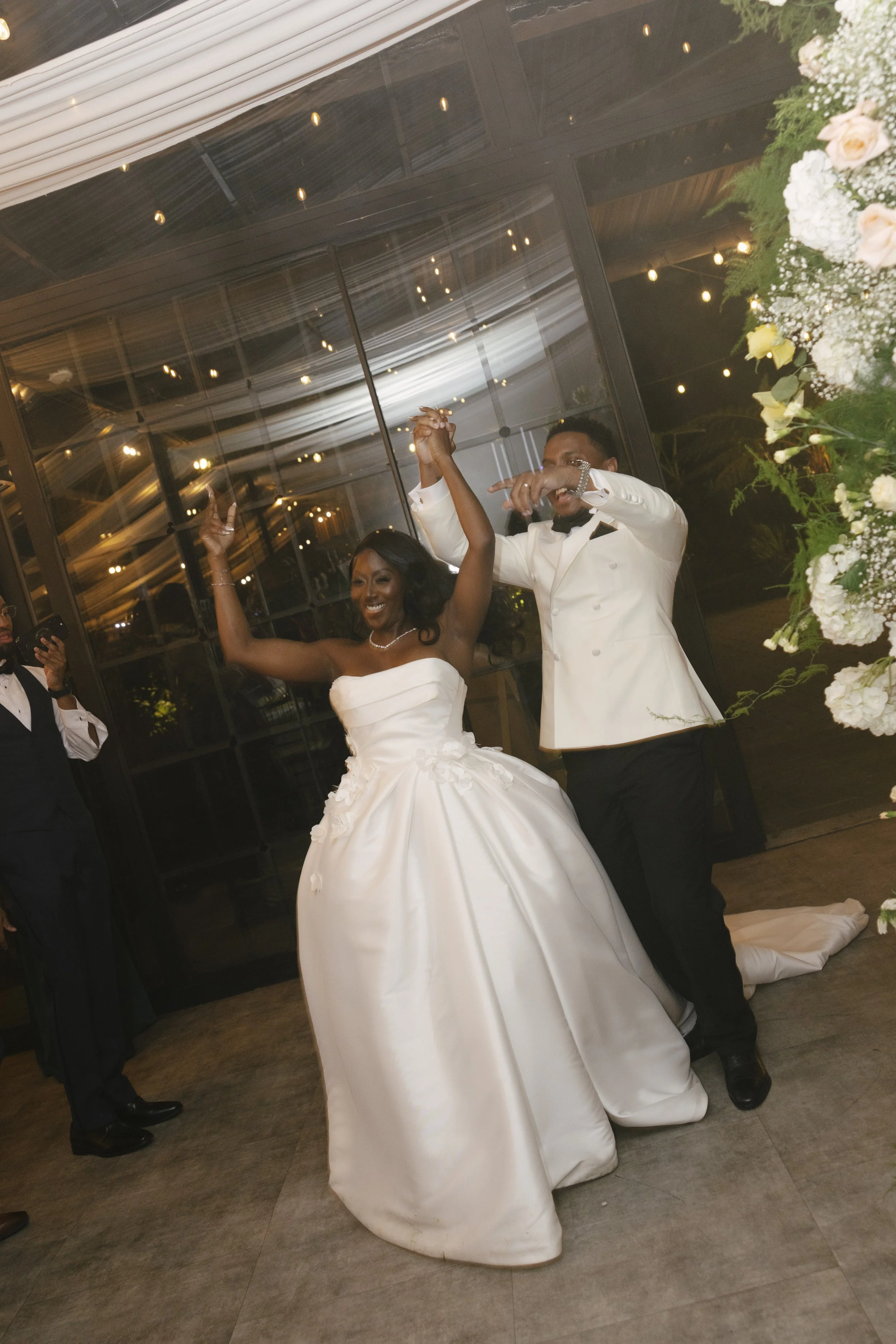Wedding reception details at Forest Campestre in Medellín, Colombia featuring elegant reception décor, floral tablescapes, wedding cake, custom signage, first dance, and lively celebration captured through documentary wedding photography
