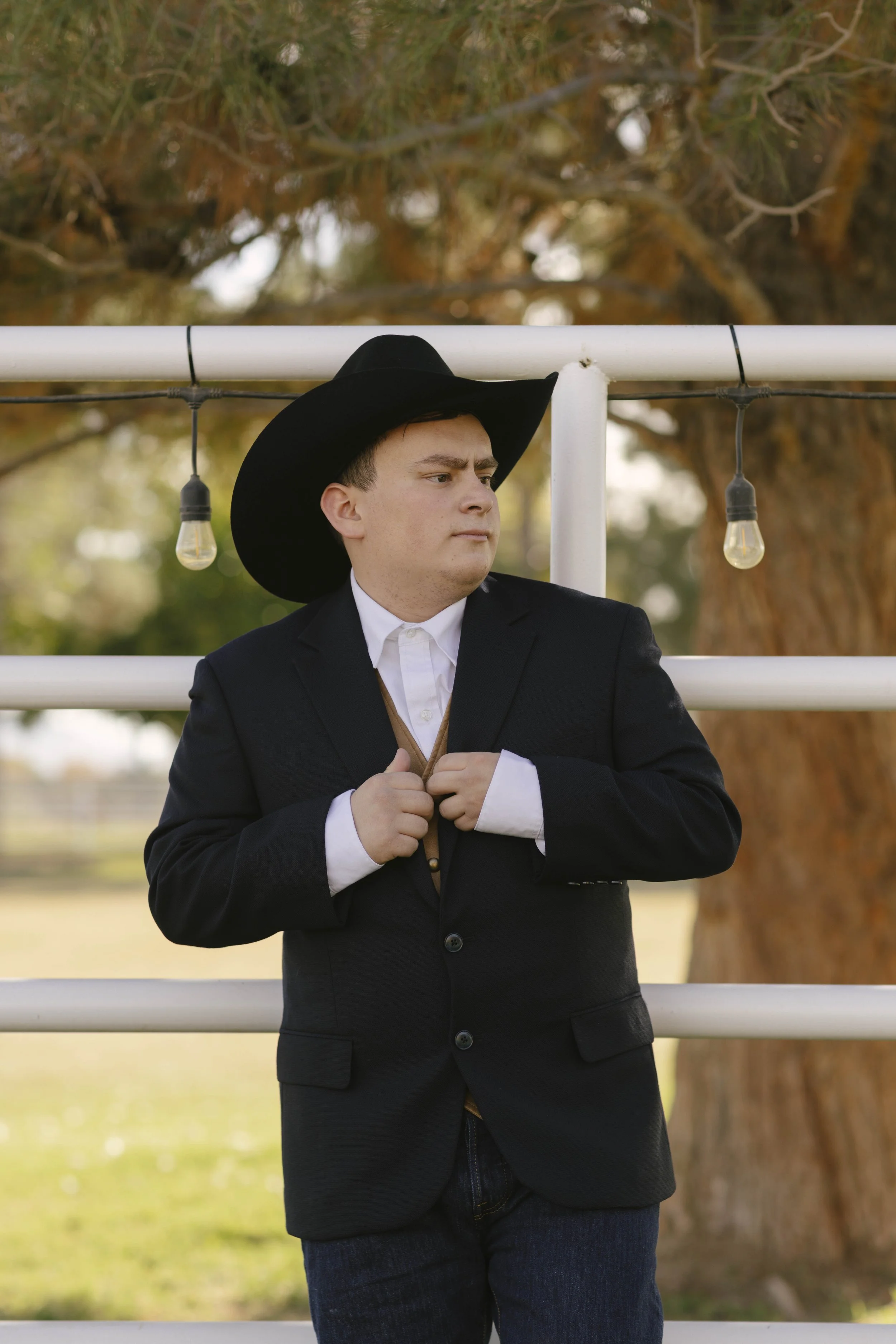 Knotty Barn wedding in Queen Creek, Arizona captured by Arizona wedding photographer Raw By Laura, featuring candid, documentary-style wedding photography, rustic western atmosphere, warm desert light, and authentic emotional moments.