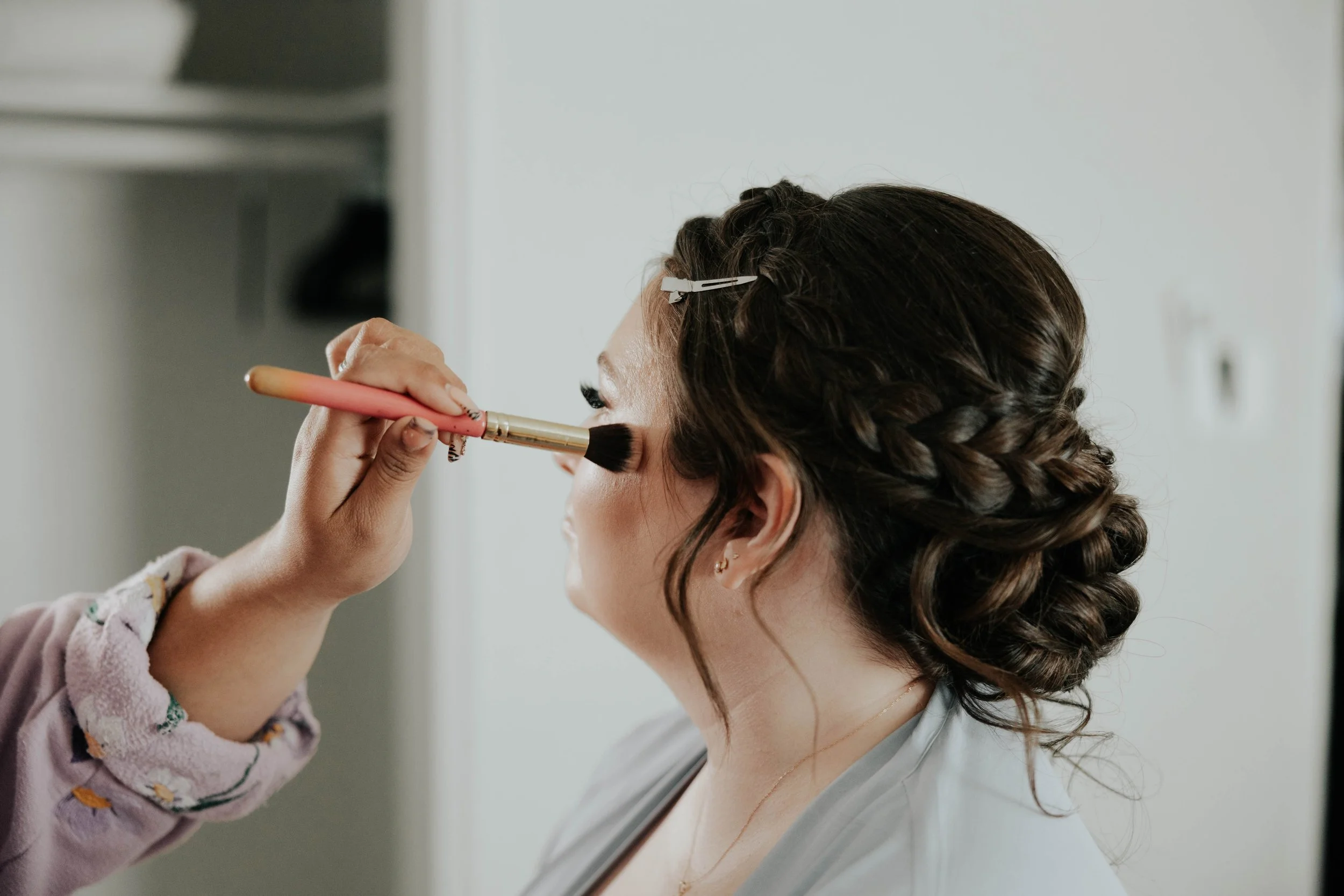 The morning began with quiet getting-ready moments and wedding detail photos before the ceremony at the Boojum Tree in Phoenix. From the bride’s dress and rings to personal touches shared throughout the space, every detail reflected Lauren & Joel’s b