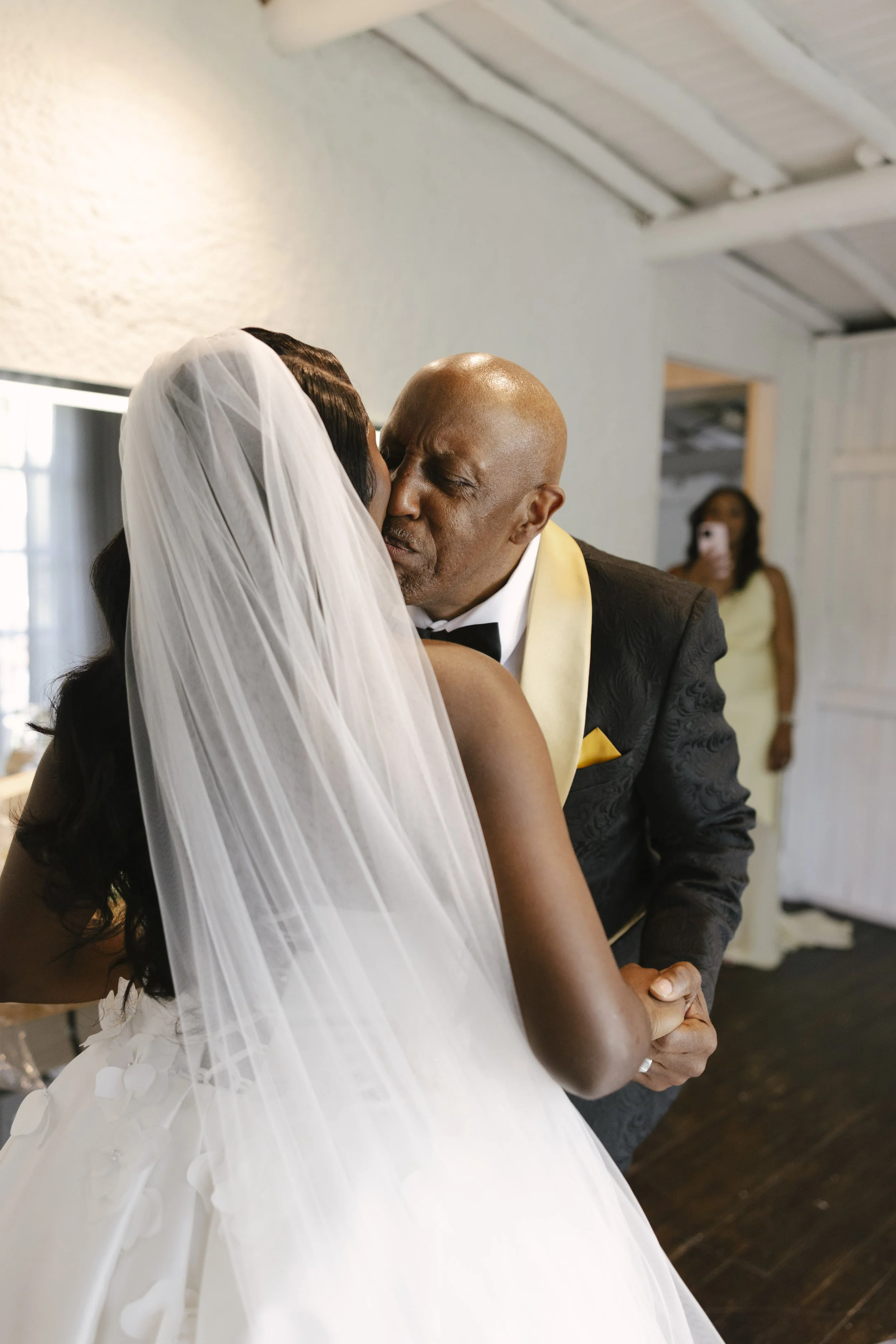 Documentary wedding photography showcasing bridal preparations, bridesmaids, wedding details, floral ceremony design, reception décor, invitation suite, wedding dress, and intimate getting ready moments at Forest Campestre in Medellín, Colombia.