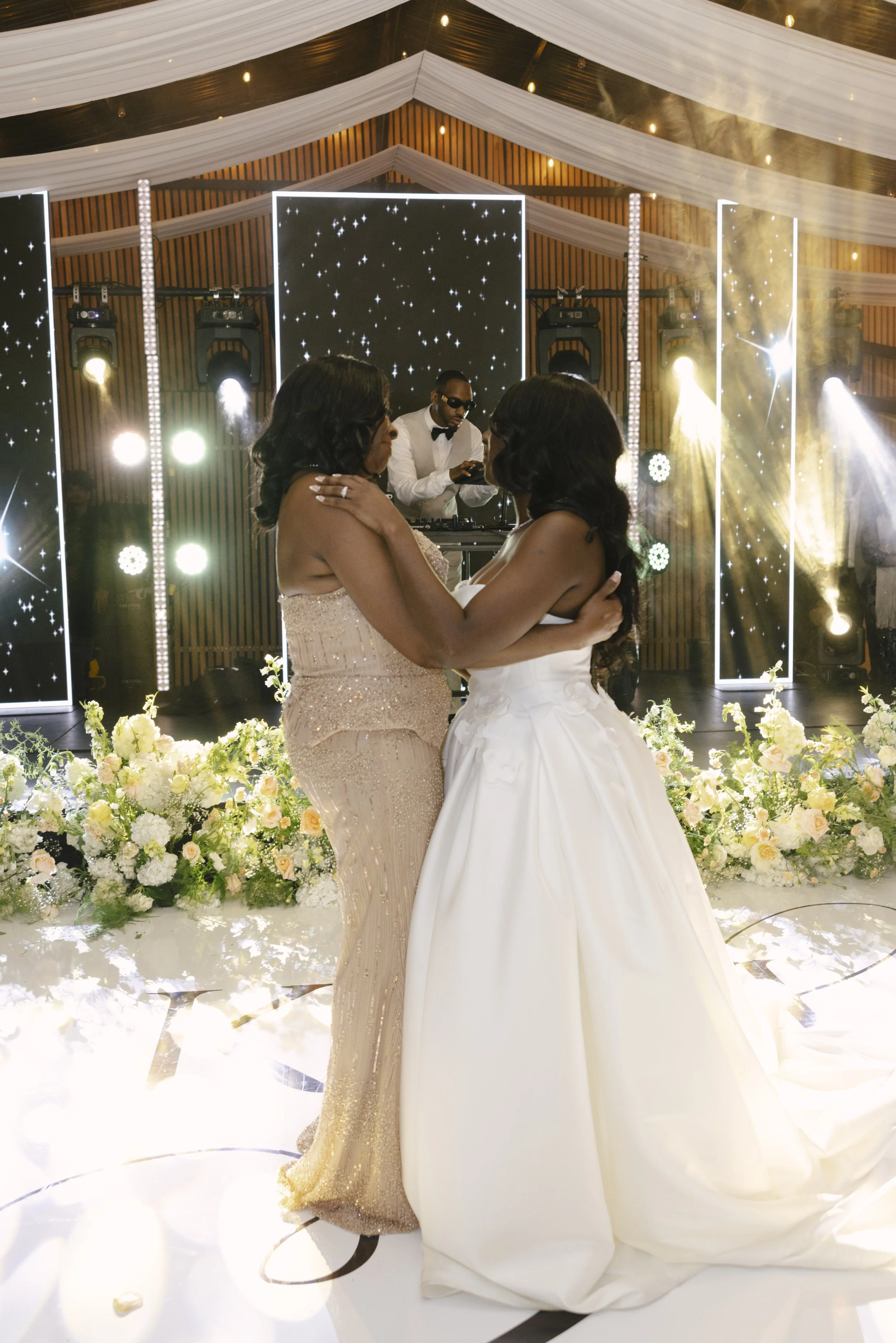Wedding reception at Forest Campestre in Medellín, Colombia featuring the couple's first dance, parent dances, dance floor celebration, wedding desserts, and candid documentary wedding photography.