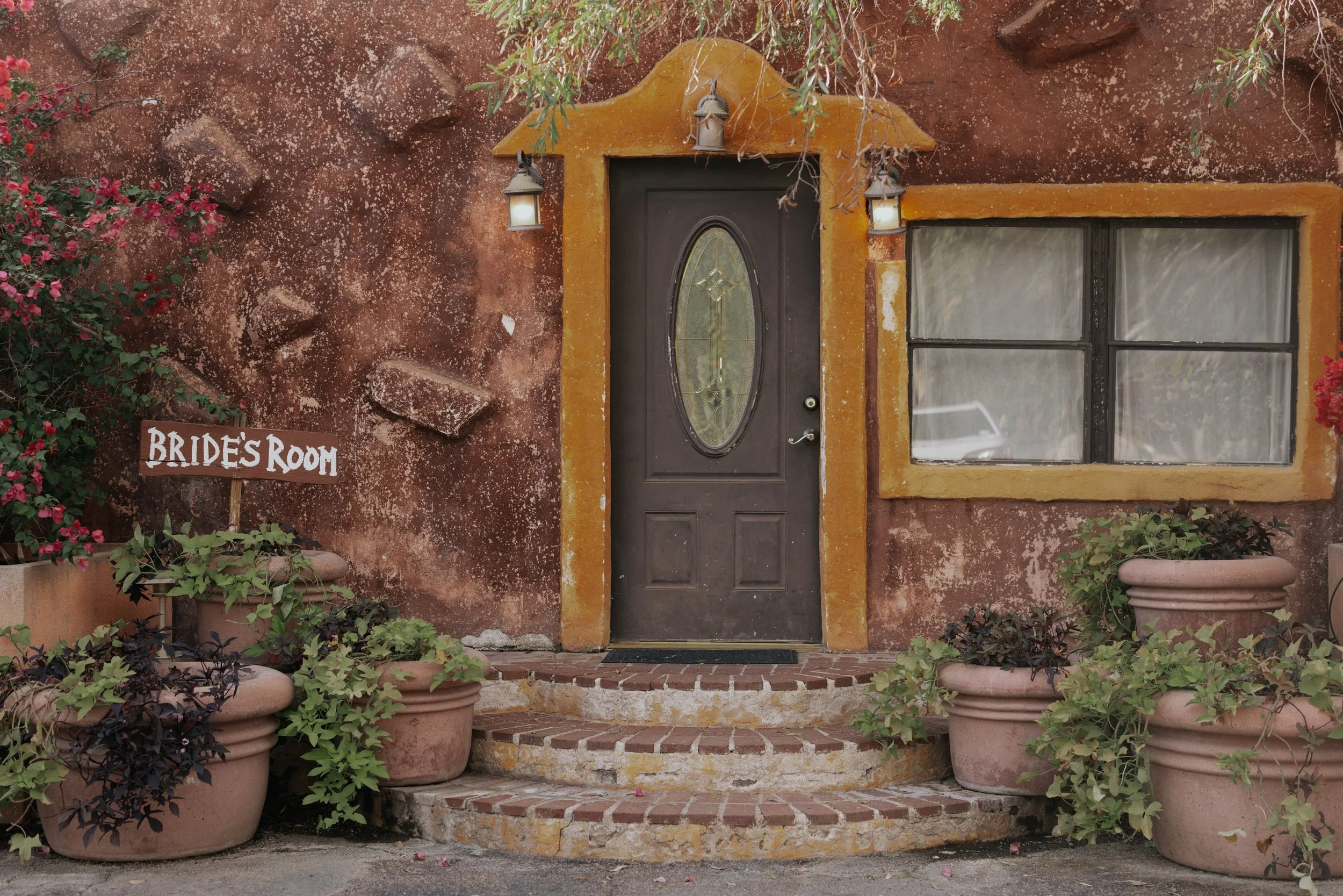 The Boojum Tree’s lush garden setting created a stunning backdrop for Lauren and Joel’s wedding day in Phoenix. From colorful floral arrangements to the candlelit reception space beneath the trees, every detail reflected the romantic and natural atmo