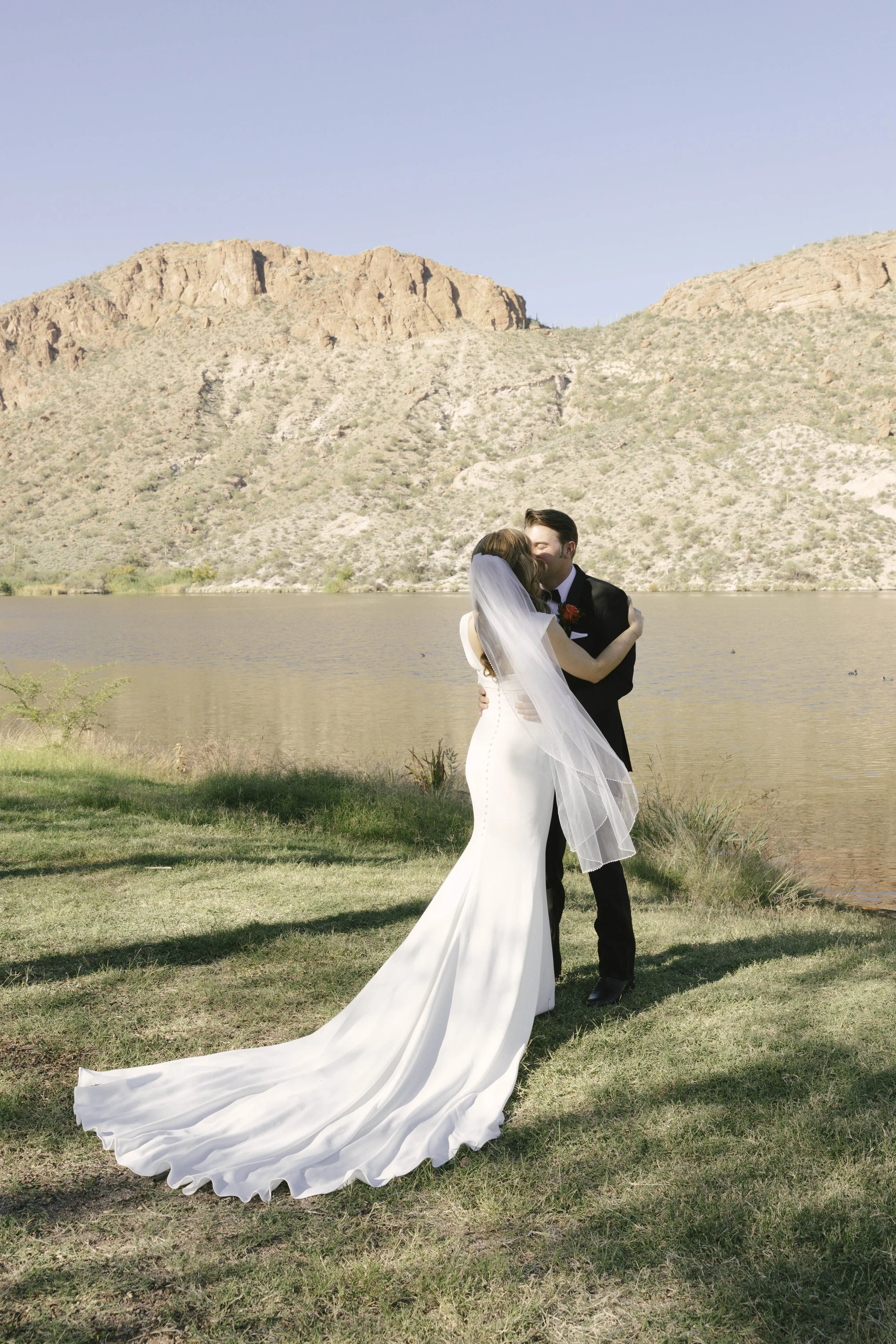 Before boarding the Dolly Steamboat, the couple shared a quiet first look along the shoreline of Canyon Lake. Surrounded by the desert mountains and calm water, they exchanged private vows in an intimate moment before the celebration began. The peace