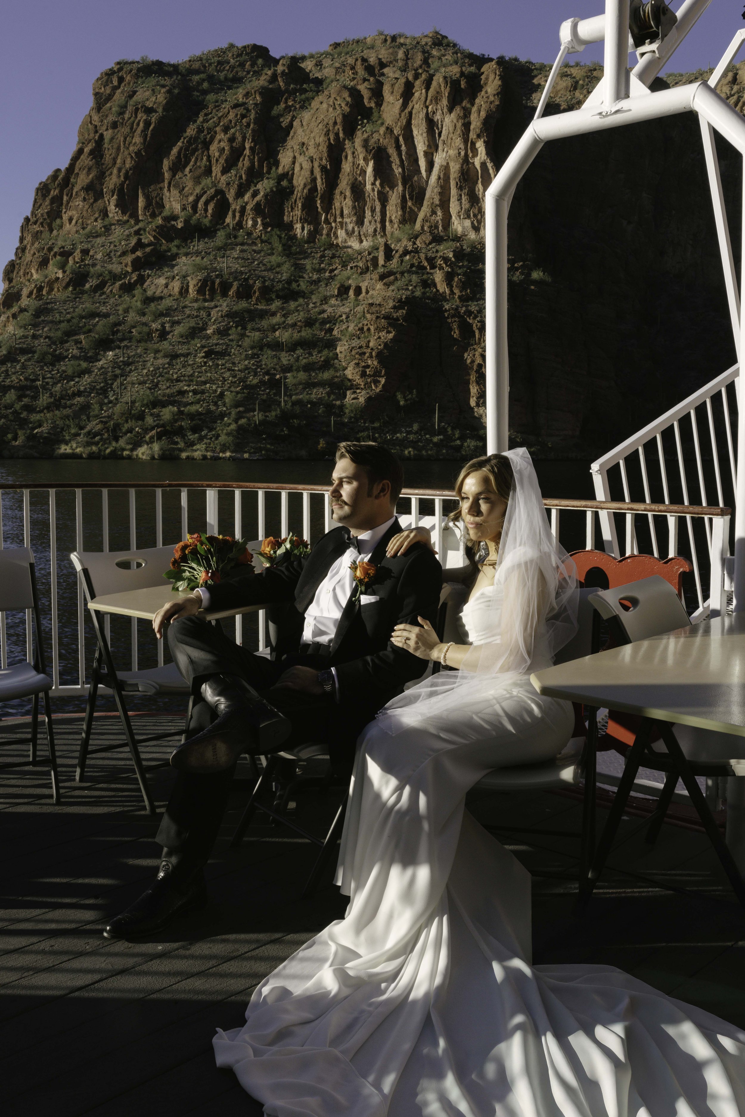As the Dolly Steamboat cruised through Canyon Lake, the couple took a few quiet moments together on the deck surrounded by Arizona’s dramatic desert cliffs and open water. The golden afternoon light and peaceful canyon views created the perfect setti