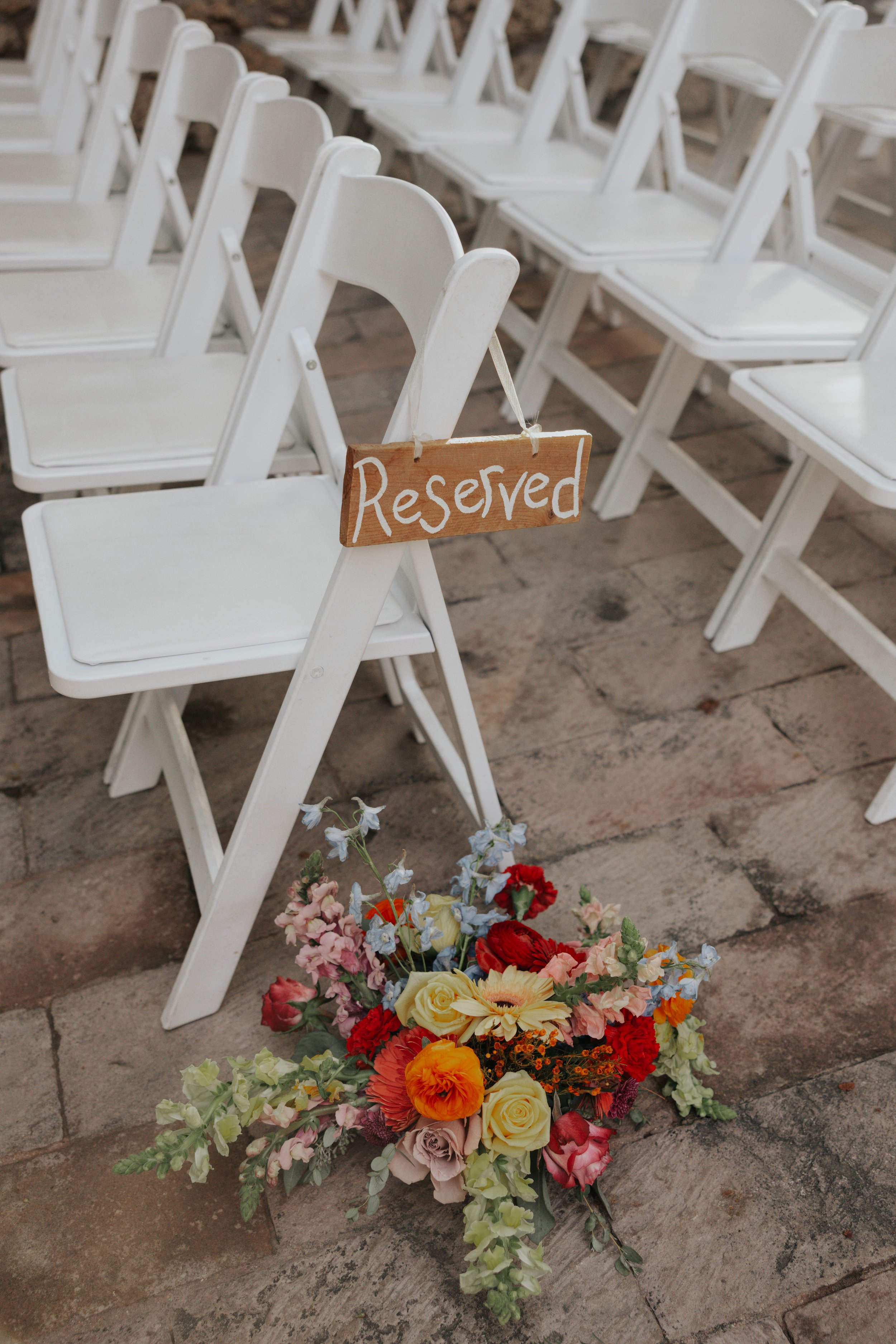 The Boojum Tree’s lush garden setting created a stunning backdrop for Lauren and Joel’s wedding day in Phoenix. From colorful floral arrangements to the candlelit reception space beneath the trees, every detail reflected the romantic and natural atmo