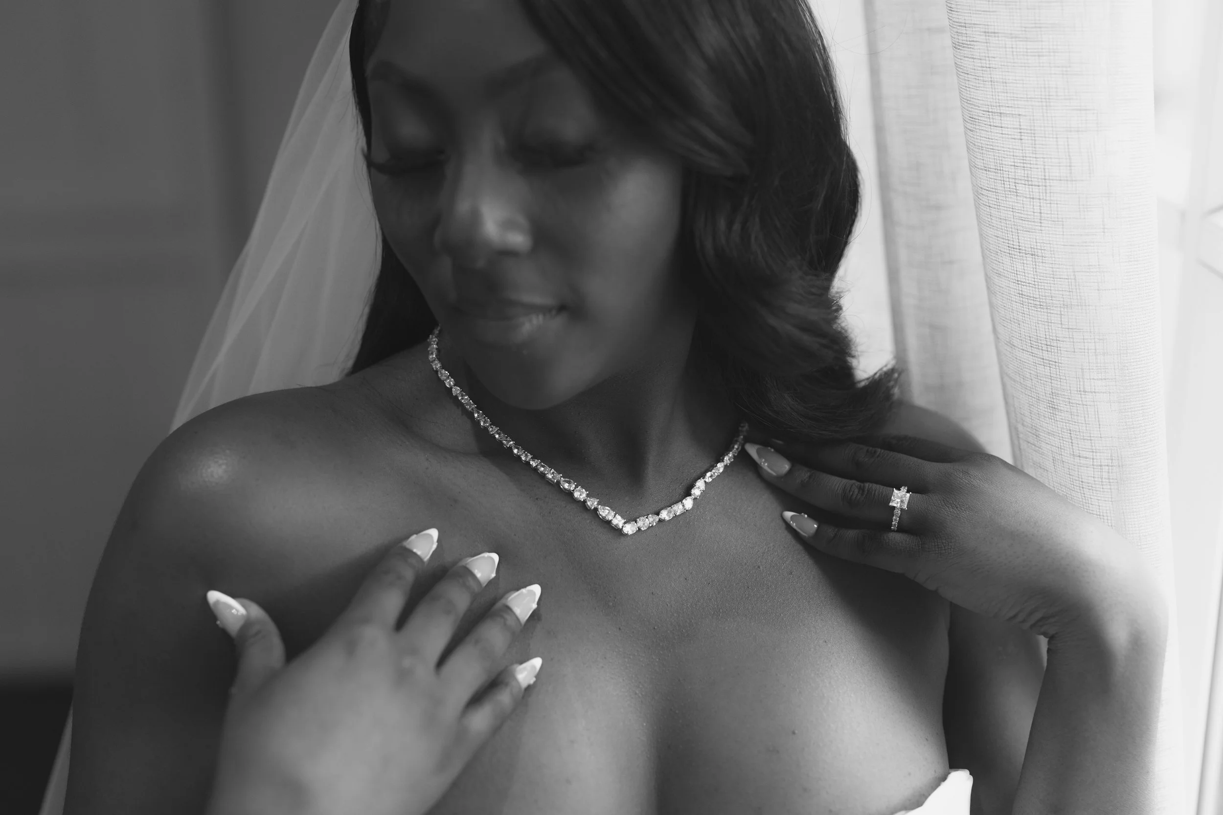 Documentary wedding photography showcasing bridal preparations, bridesmaids, wedding details, floral ceremony design, reception décor, invitation suite, wedding dress, and intimate getting ready moments at Forest Campestre in Medellín, Colombia.