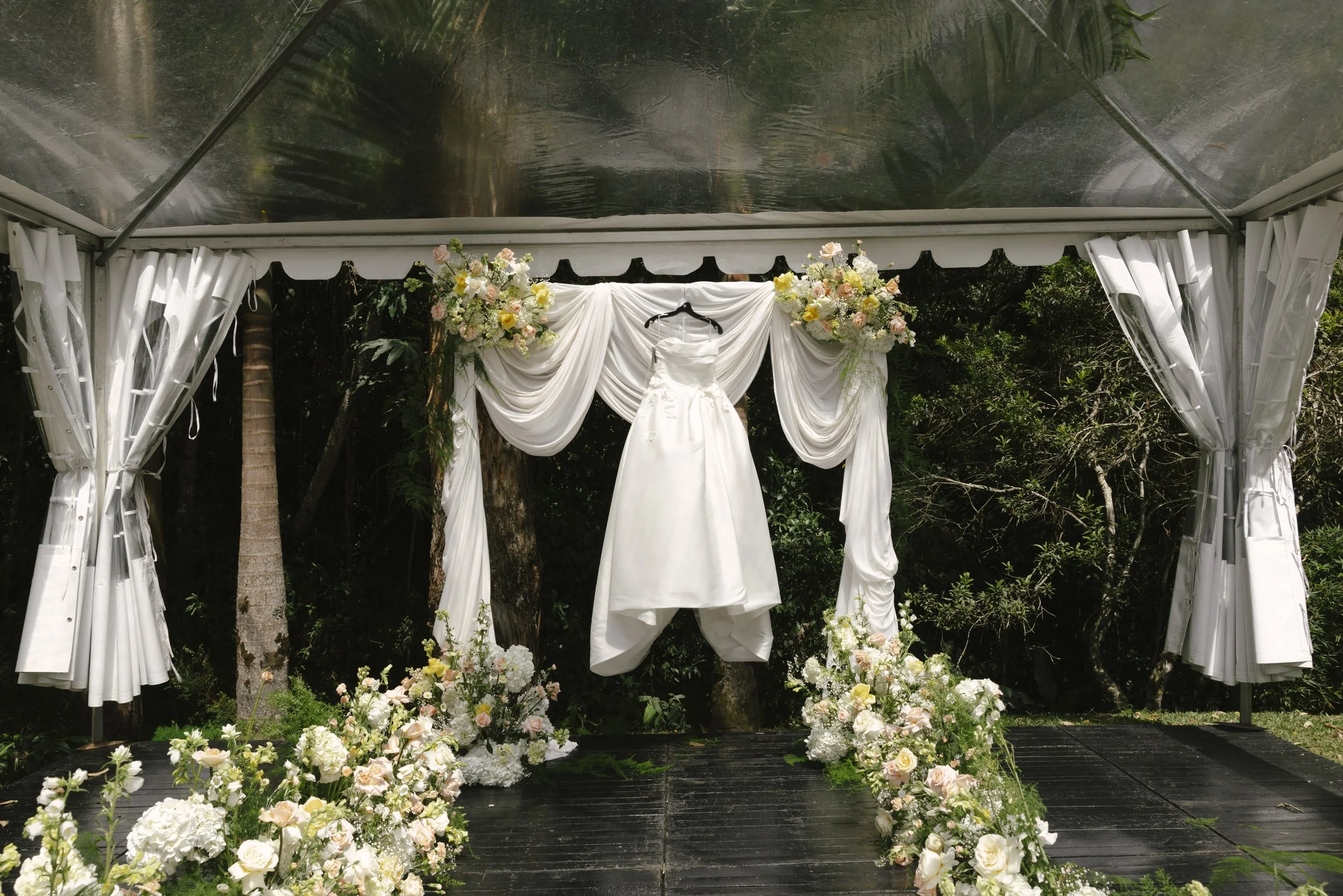Documentary wedding photography showcasing bridal preparations, bridesmaids, wedding details, floral ceremony design, reception décor, invitation suite, wedding dress, and intimate getting ready moments at Forest Campestre in Medellín, Colombia.