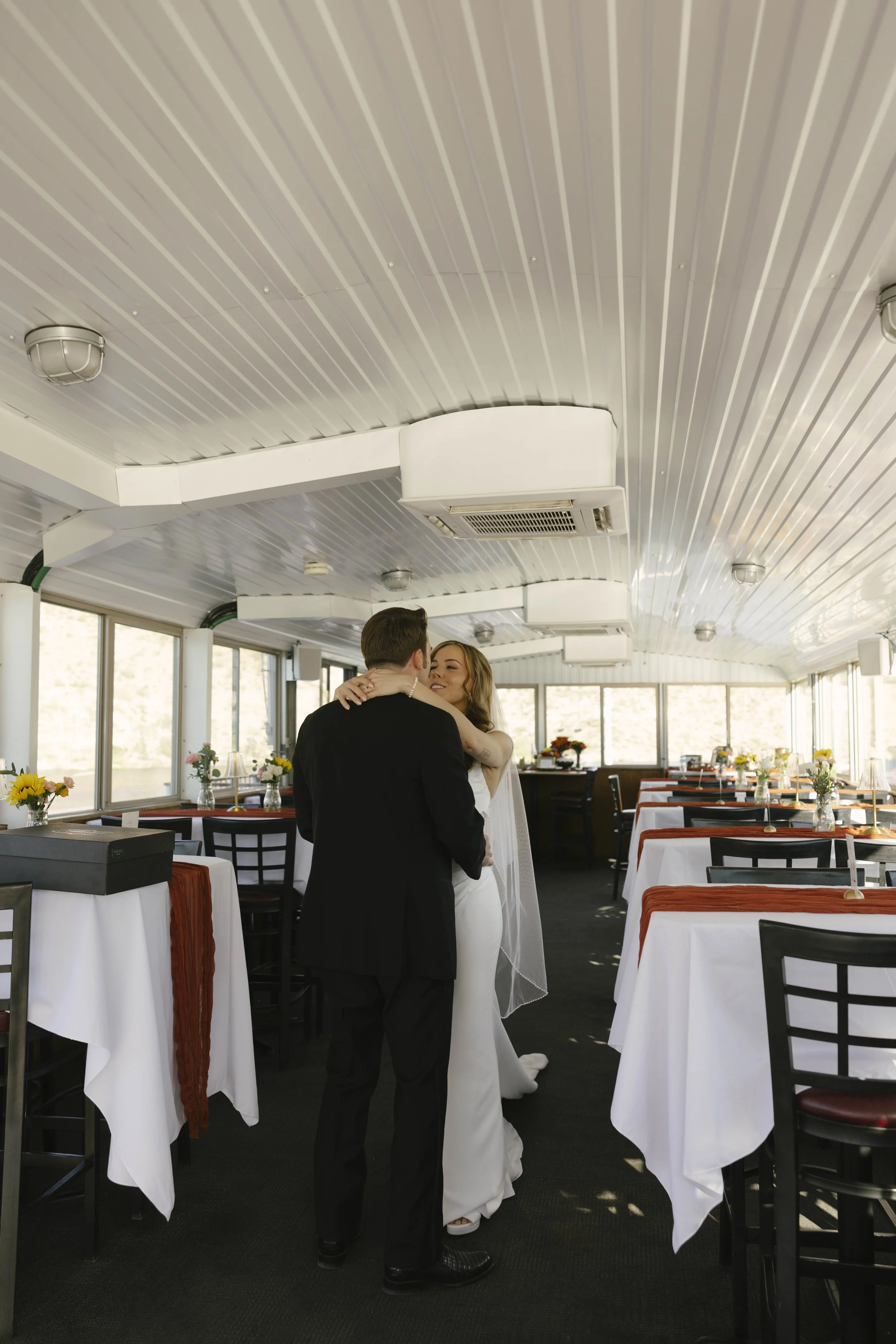 As the Dolly Steamboat cruised through Canyon Lake, guests enjoyed an intimate reception surrounded by Arizona’s desert mountains and open water. The tables were beautifully set with warm tones, fresh florals, and thoughtful details that complemented