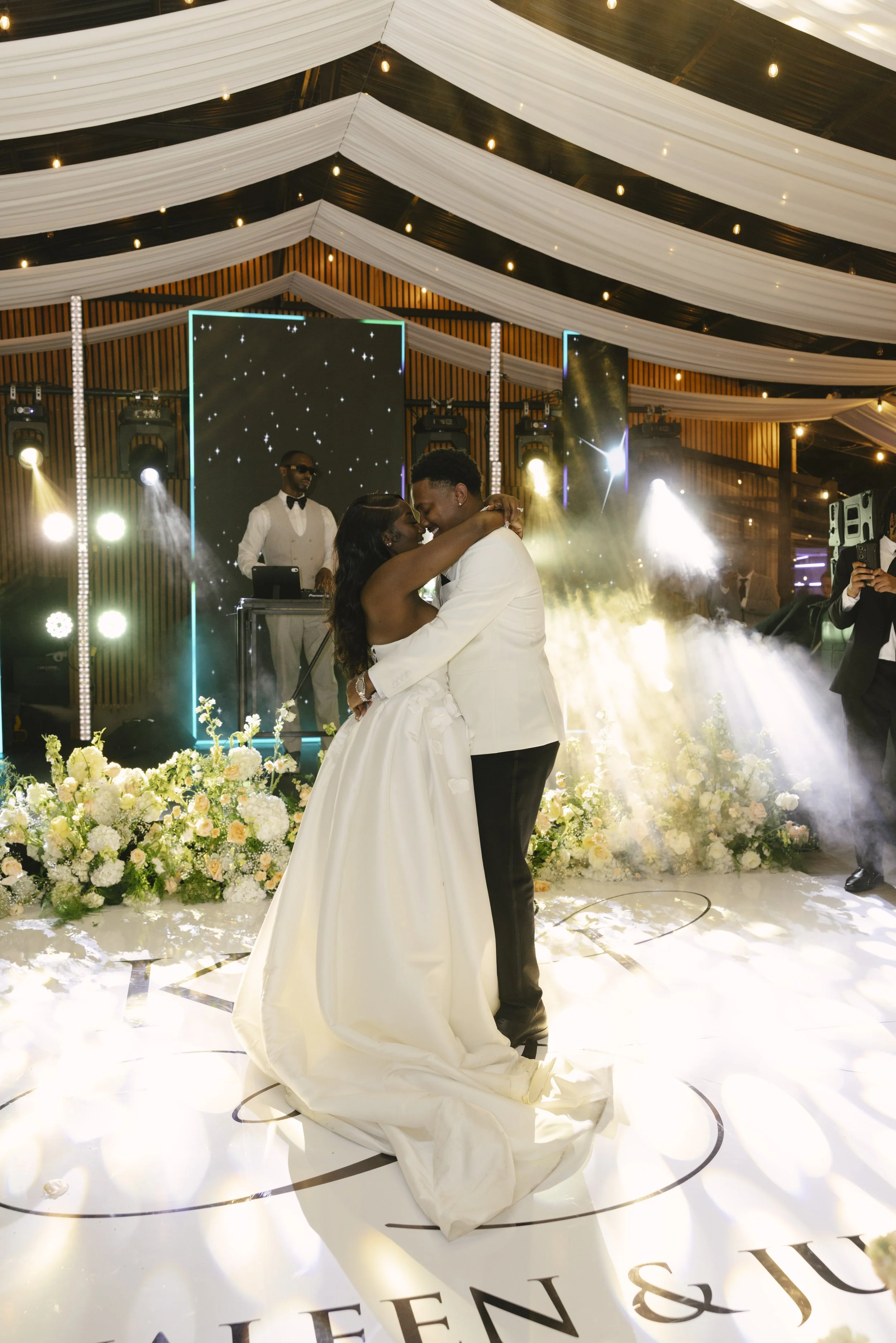Wedding reception at Forest Campestre in Medellín, Colombia featuring the couple's first dance, parent dances, dance floor celebration, wedding desserts, and candid documentary wedding photography.