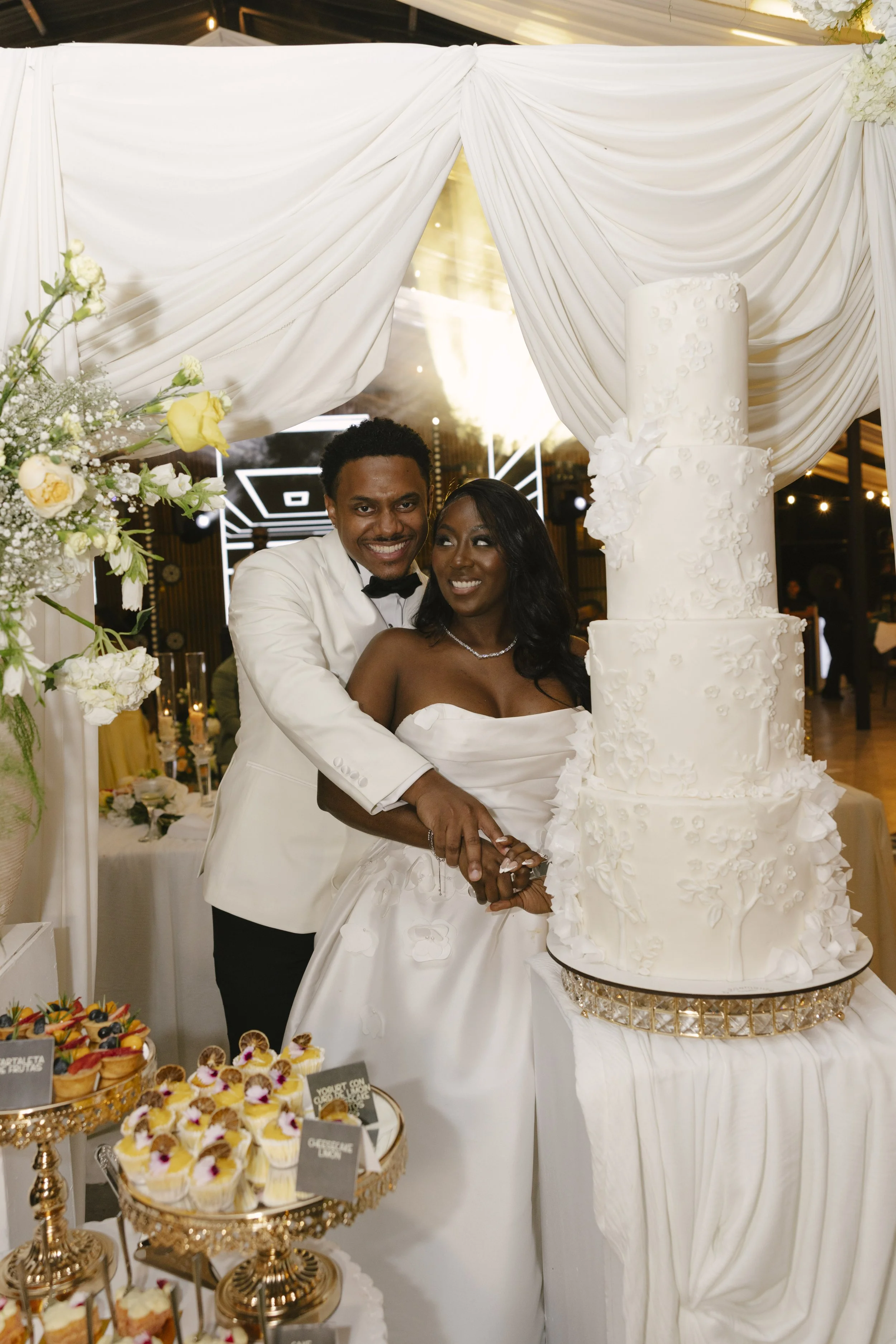 Wedding reception at Forest Campestre in Medellín, Colombia featuring the couple's first dance, parent dances, dance floor celebration, wedding desserts, and candid documentary wedding photography.