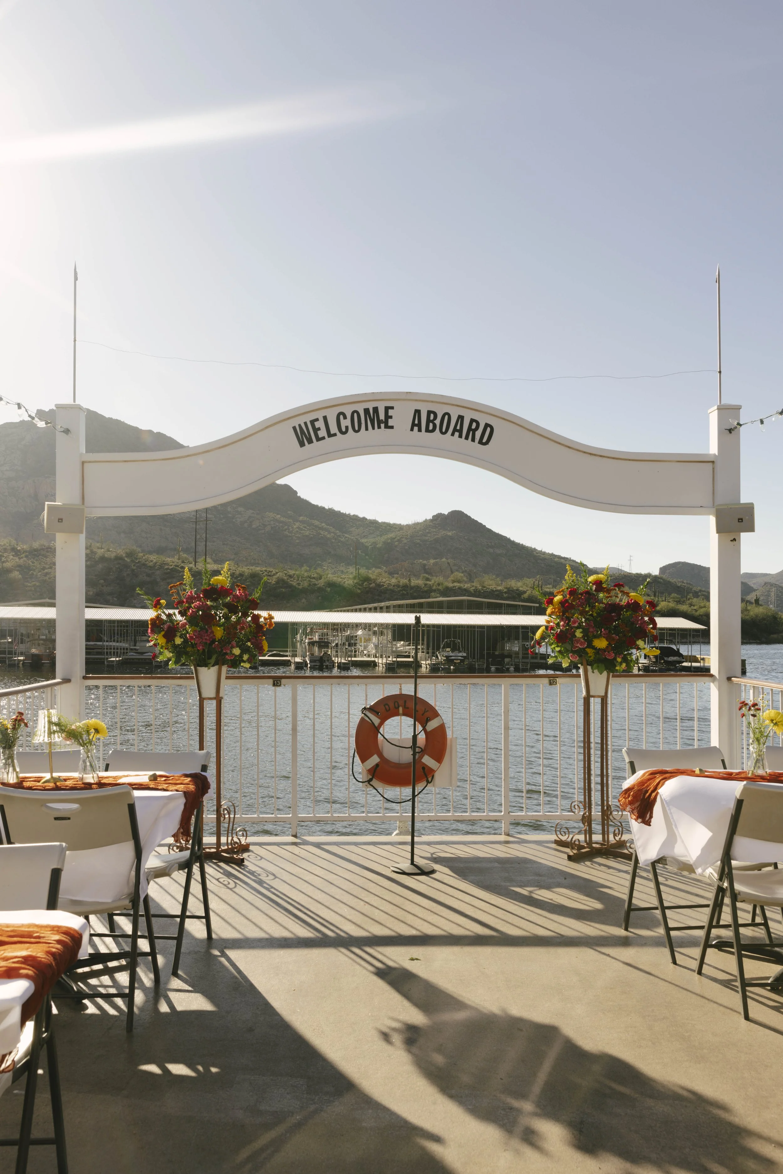 As the Dolly Steamboat cruised through Canyon Lake, guests enjoyed an intimate reception surrounded by Arizona’s desert mountains and open water. The tables were beautifully set with warm tones, fresh florals, and thoughtful details that complemented