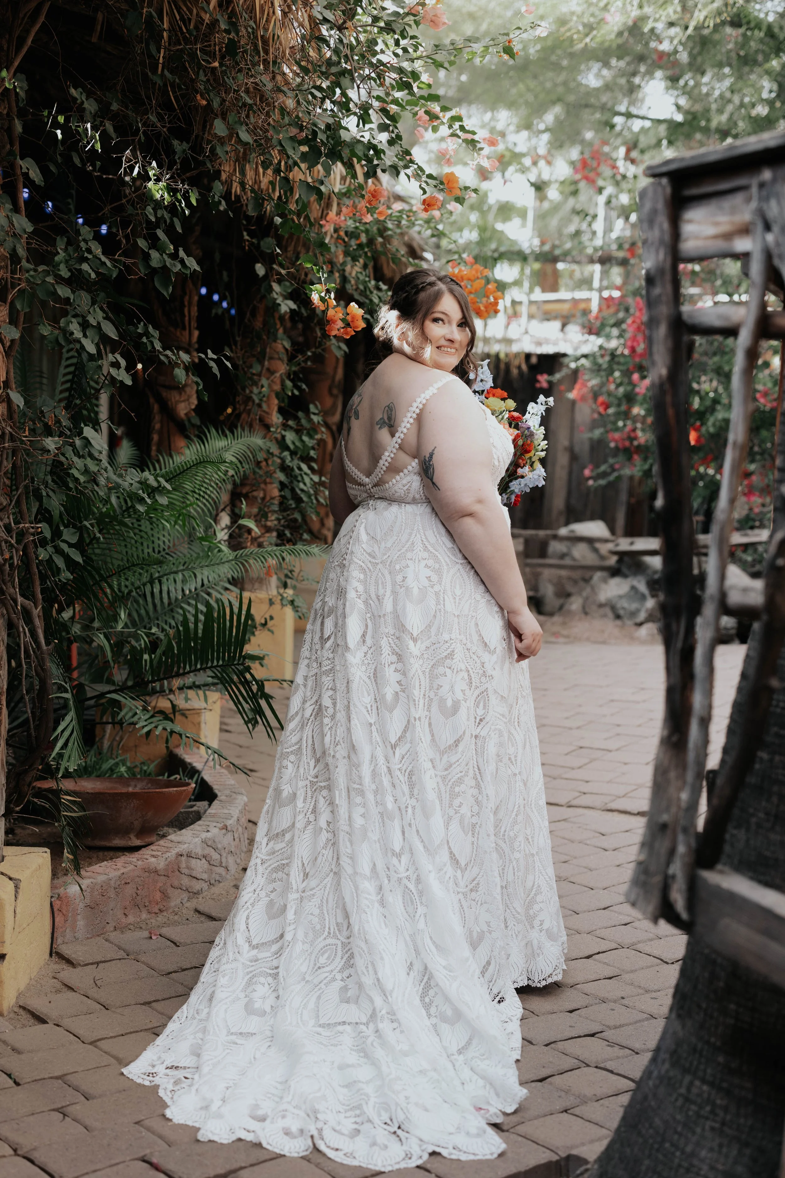 The morning began with quiet getting-ready moments and wedding detail photos before the ceremony at the Boojum Tree in Phoenix. From the bride’s dress and rings to personal touches shared throughout the space, every detail reflected Lauren & Joel’s b