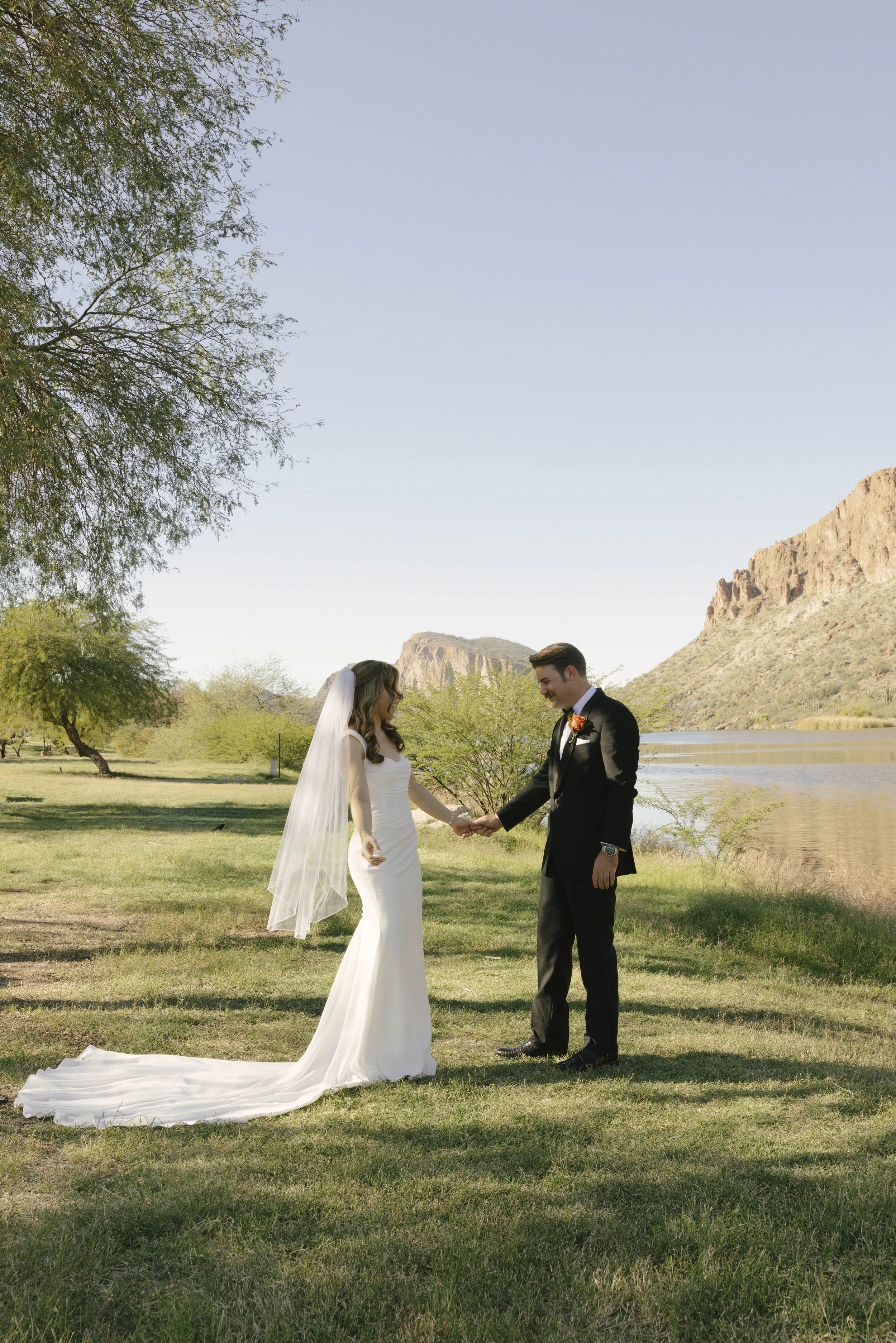 Before boarding the Dolly Steamboat, the couple shared a quiet first look along the shoreline of Canyon Lake. Surrounded by the desert mountains and calm water, they exchanged private vows in an intimate moment before the celebration began. The peace