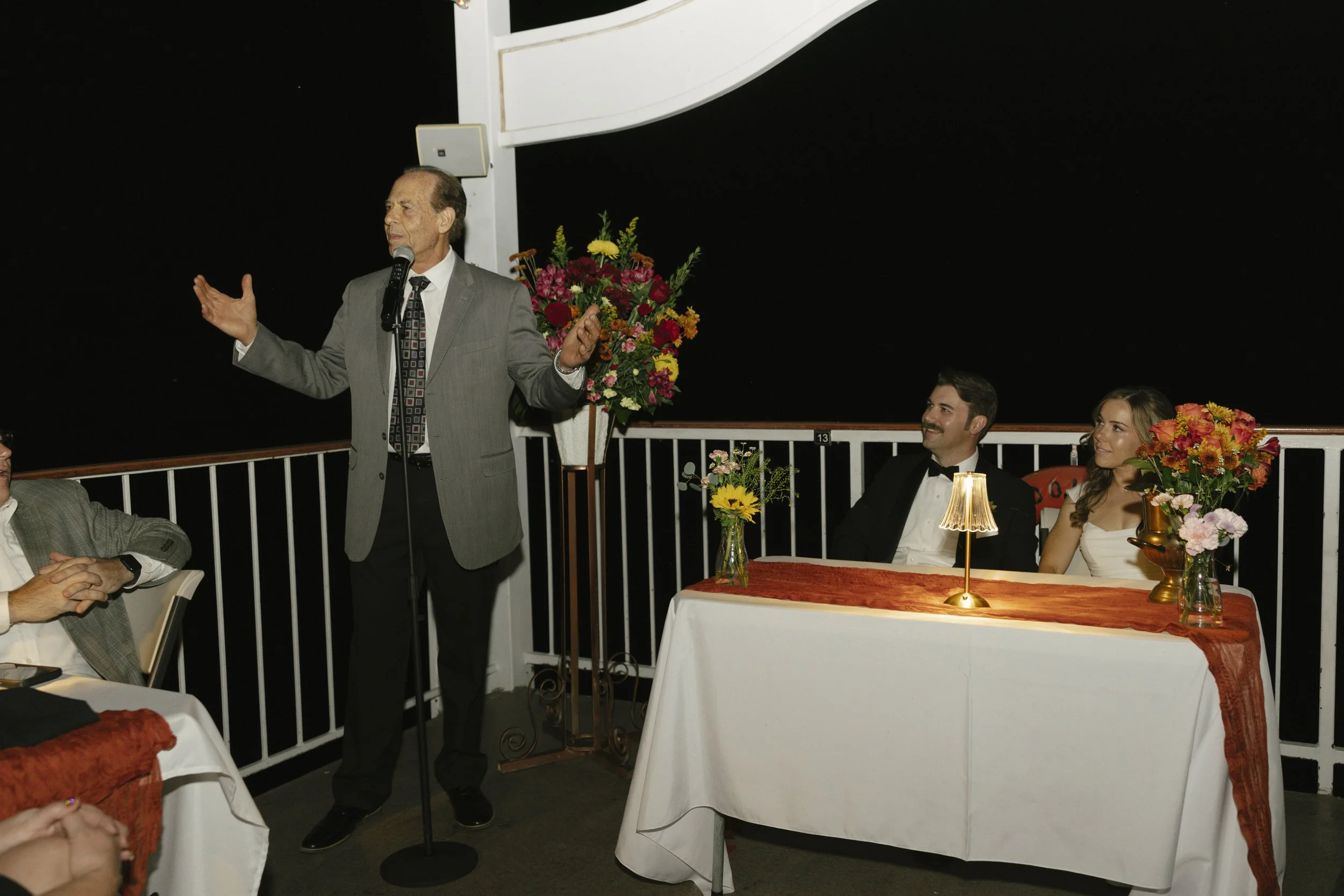 As night fell over Canyon Lake, the celebration continued aboard the Dolly Steamboat with heartfelt toasts, laughter, and time spent with close friends and family. Under the Arizona night sky, the couple shared meaningful moments with their guests, e