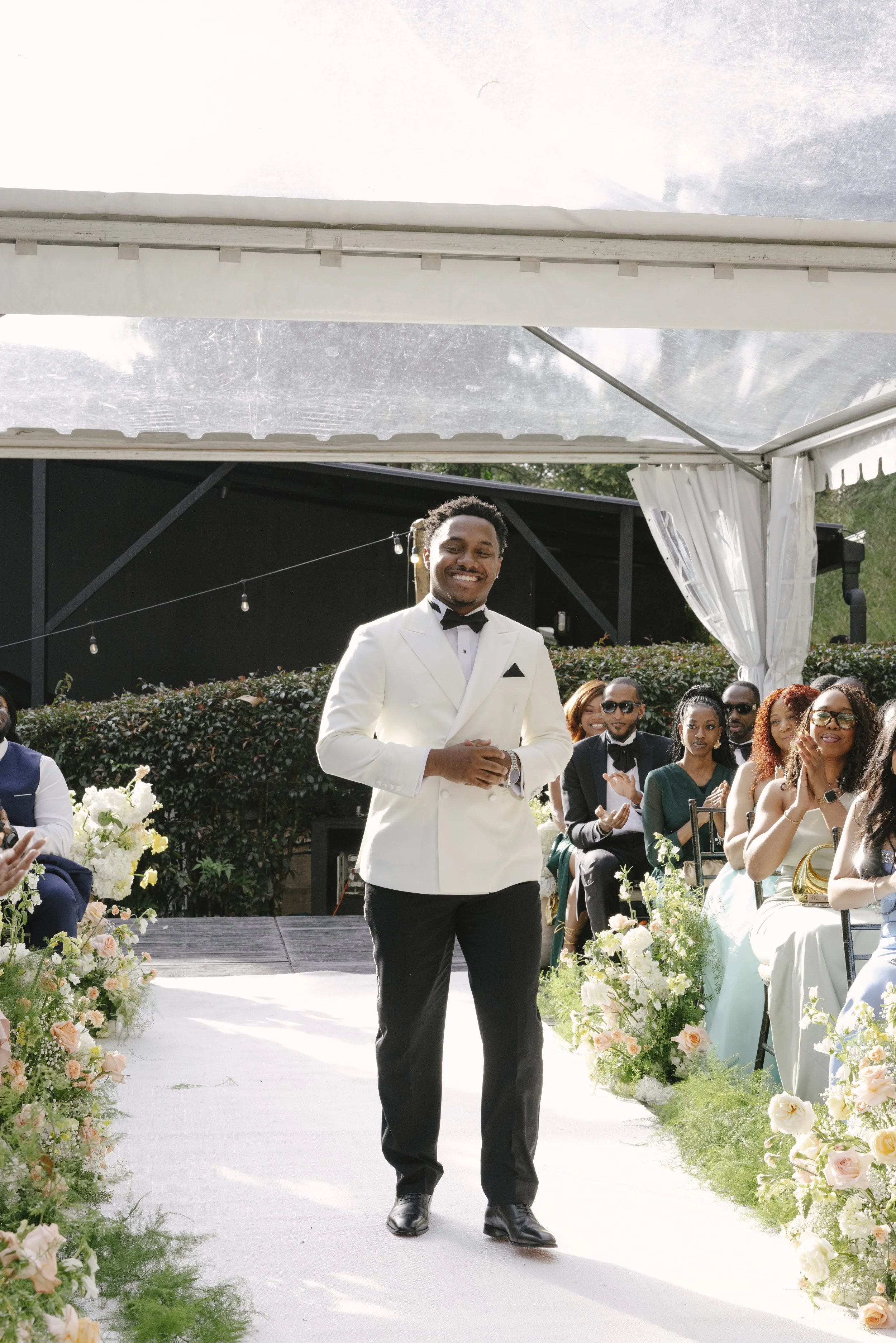 Forest Campestre wedding ceremony in Medellín, Colombia featuring the bridal processional, groom's reaction, emotional ceremony moments, floral aisle design, wedding guests, and documentary-style wedding photography