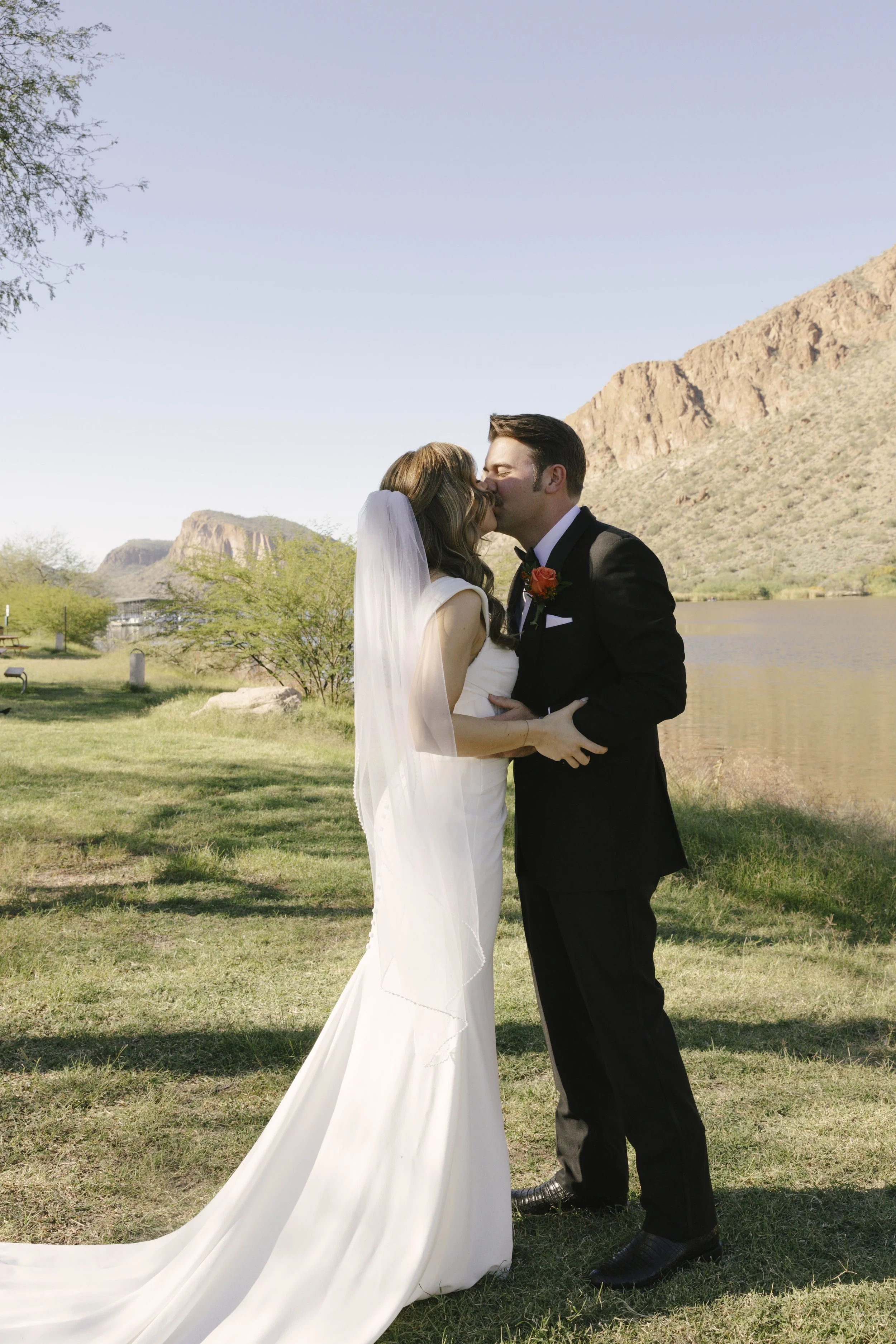 Before boarding the Dolly Steamboat, the couple shared a quiet first look along the shoreline of Canyon Lake. Surrounded by the desert mountains and calm water, they exchanged private vows in an intimate moment before the celebration began. The peace