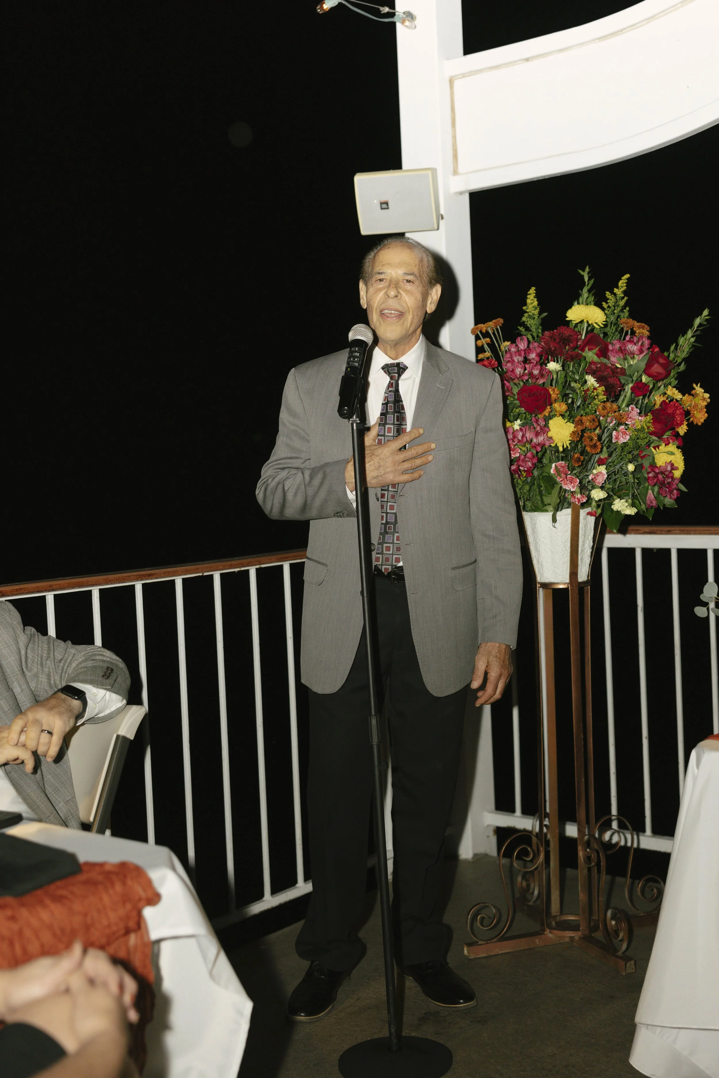 As night fell over Canyon Lake, the celebration continued aboard the Dolly Steamboat with heartfelt toasts, laughter, and time spent with close friends and family. Under the Arizona night sky, the couple shared meaningful moments with their guests, e