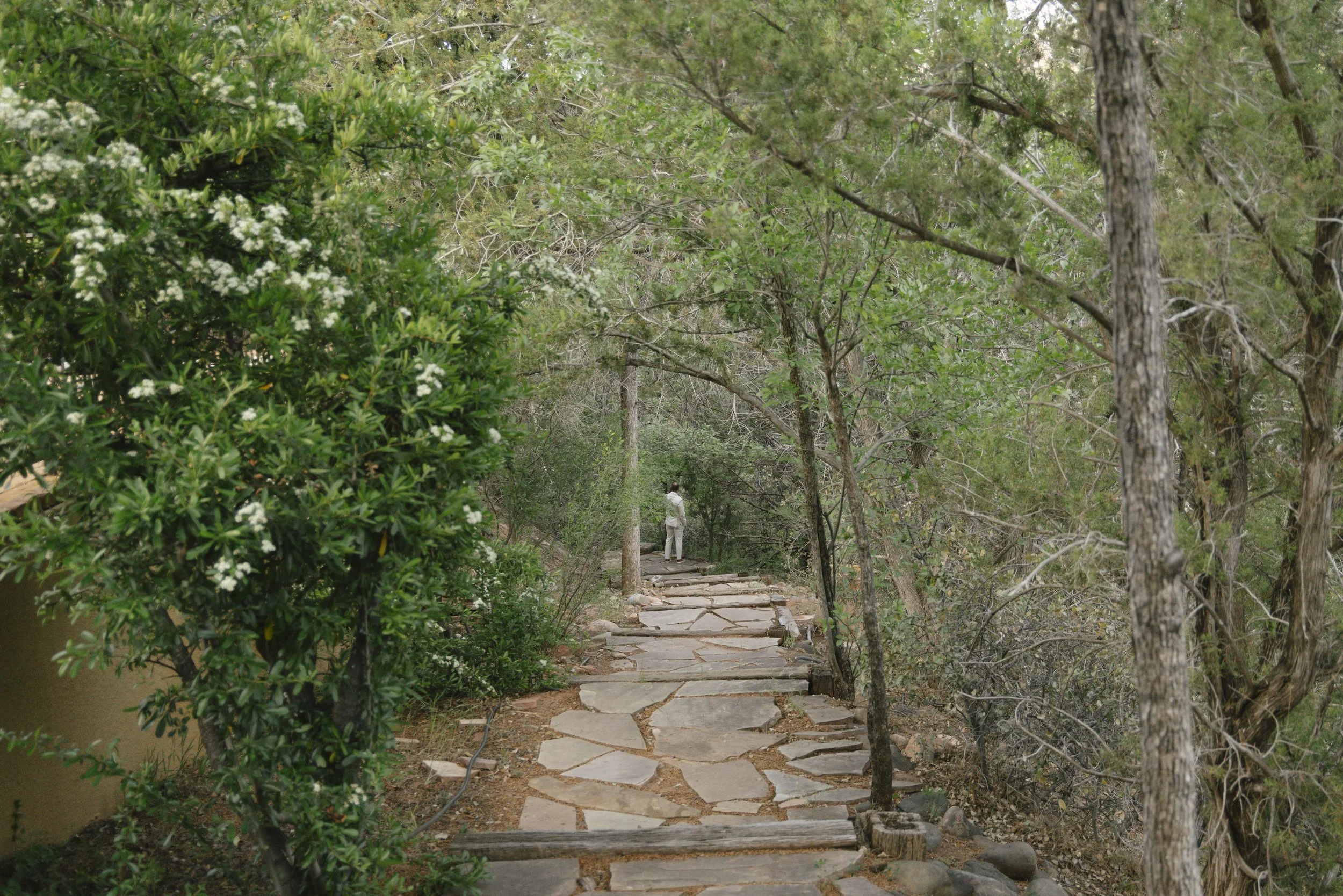 Chelsea and Travis shared an intimate first look surrounded by the natural beauty of Sedona before exchanging vows during their private Arizona elopement ceremony. Set along a peaceful garden path, these heartfelt moments marked the beginning of thei