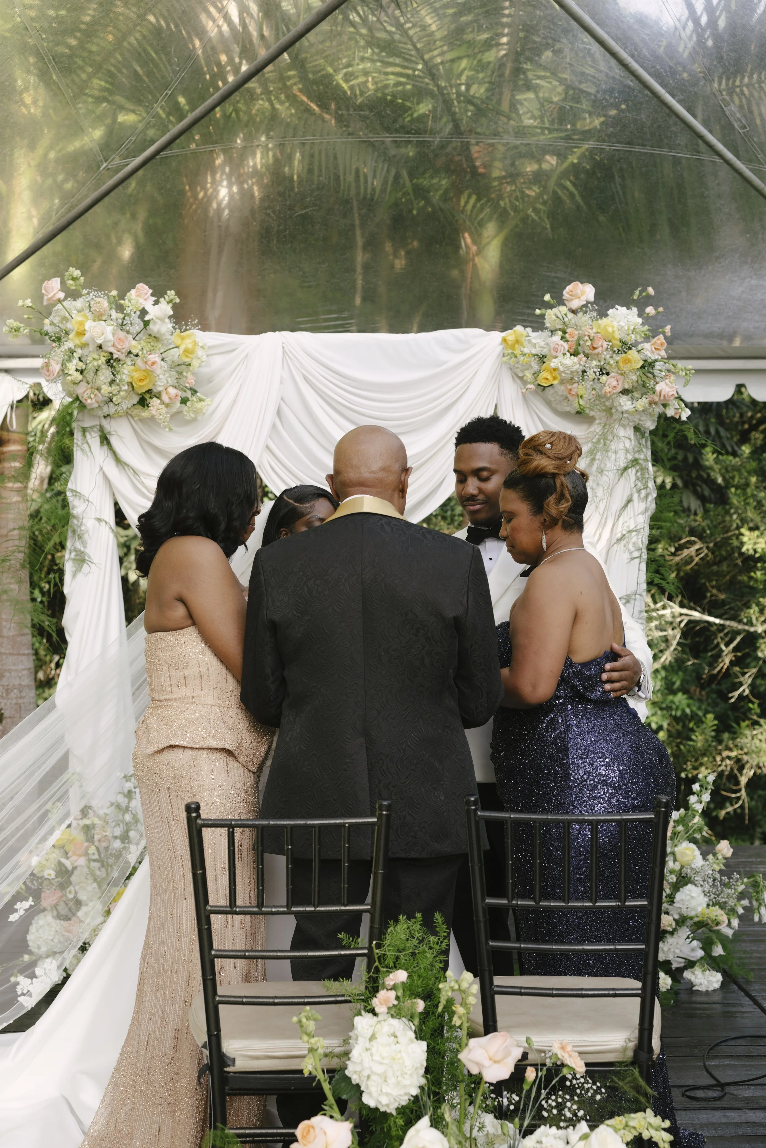 Forest Campestre wedding ceremony in Medellín, Colombia featuring the bridal processional, groom's reaction, emotional ceremony moments, floral aisle design, wedding guests, and documentary-style wedding photography