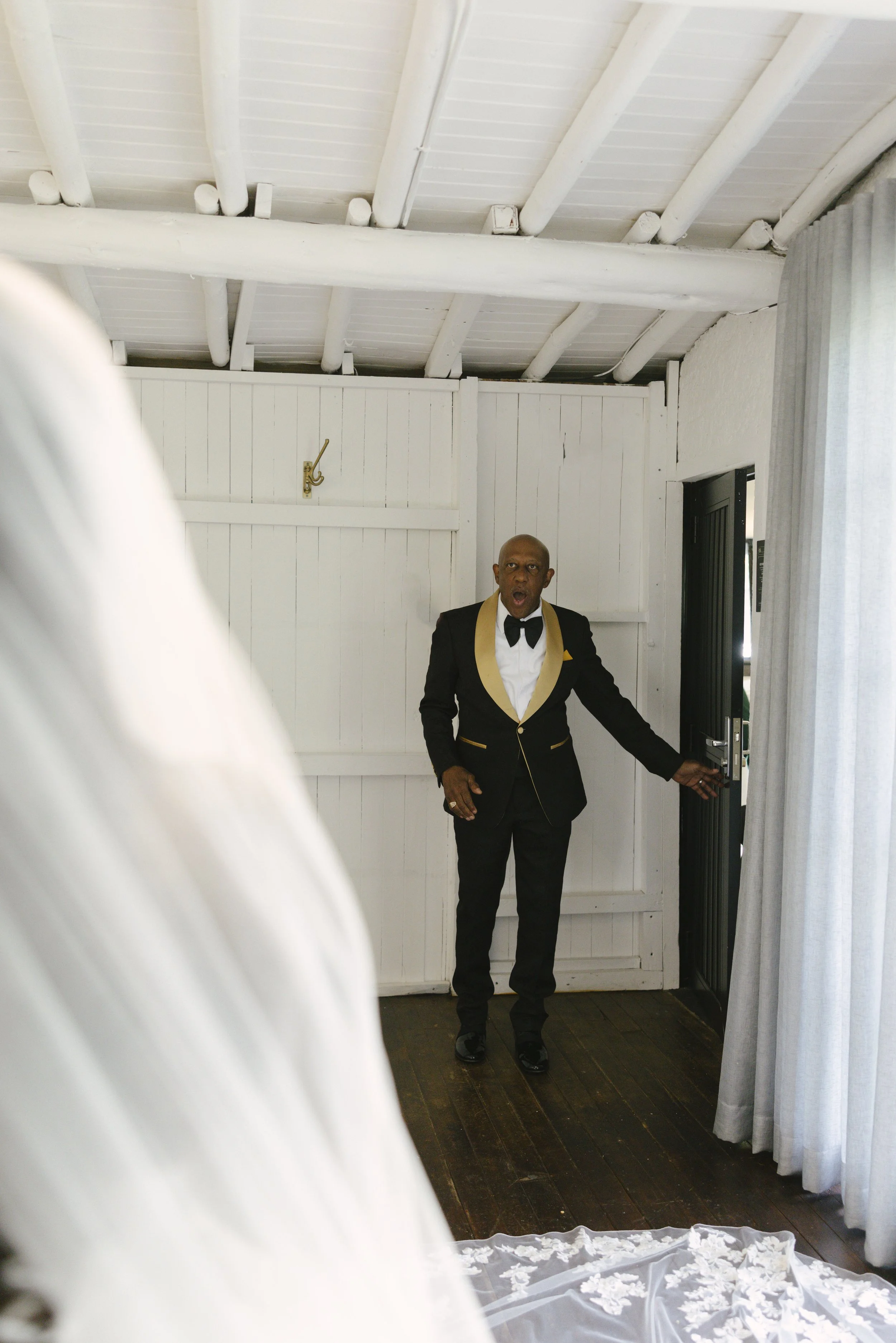 Documentary wedding photography showcasing bridal preparations, bridesmaids, wedding details, floral ceremony design, reception décor, invitation suite, wedding dress, and intimate getting ready moments at Forest Campestre in Medellín, Colombia.