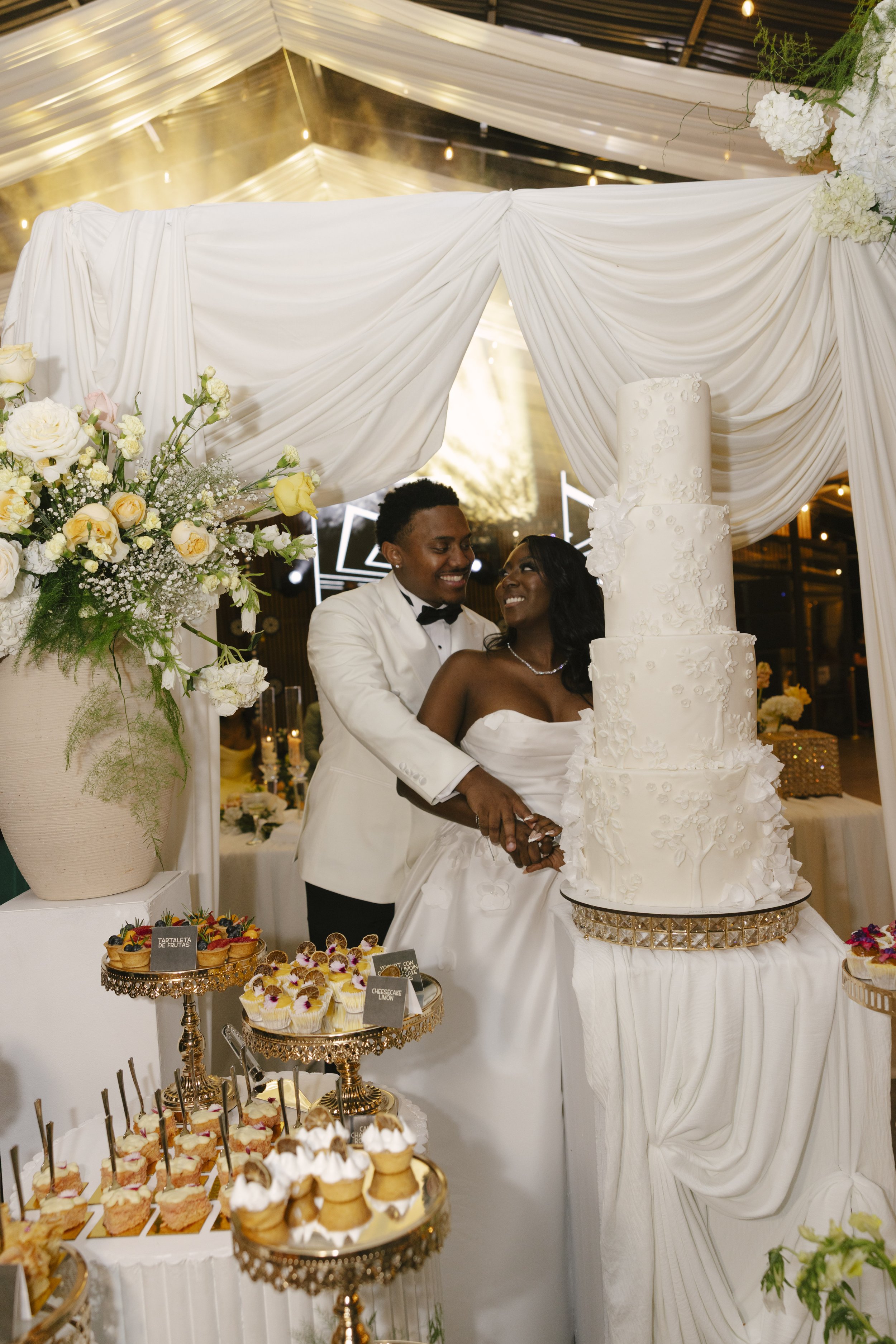 Wedding reception at Forest Campestre in Medellín, Colombia featuring the couple's first dance, parent dances, dance floor celebration, wedding desserts, and candid documentary wedding photography.