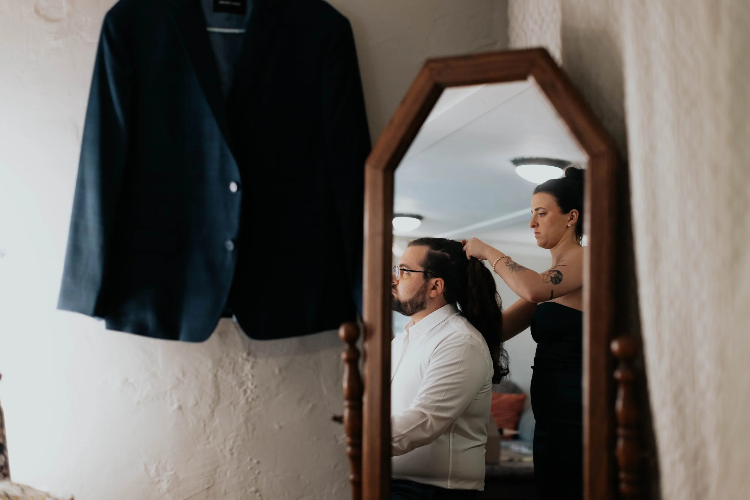 The morning began with quiet getting-ready moments and wedding detail photos before the ceremony at the Boojum Tree in Phoenix. From the bride’s dress and rings to personal touches shared throughout the space, every detail reflected Lauren & Joel’s b