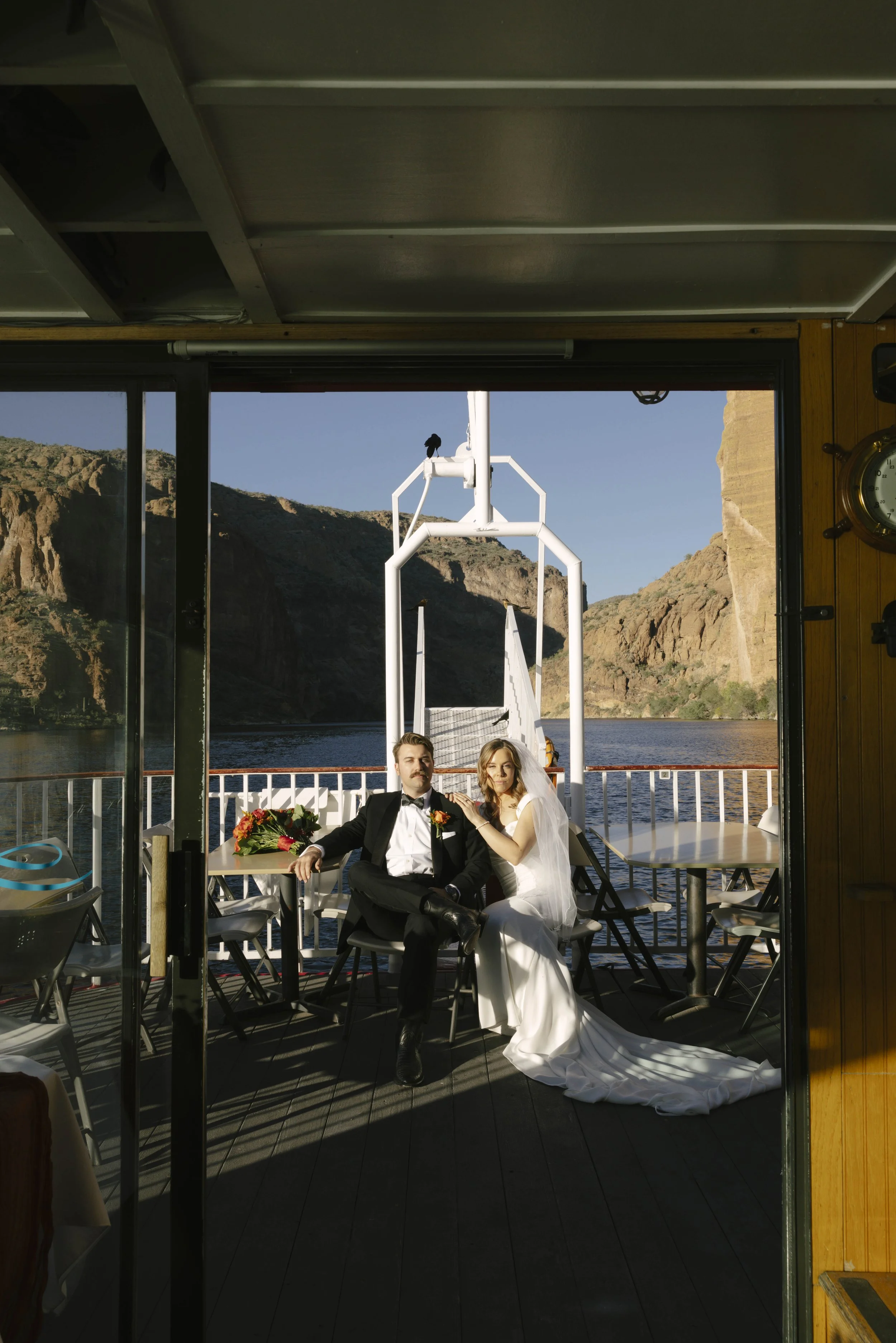 As the Dolly Steamboat cruised through Canyon Lake, the couple took a few quiet moments together on the deck surrounded by Arizona’s dramatic desert cliffs and open water. The golden afternoon light and peaceful canyon views created the perfect setti