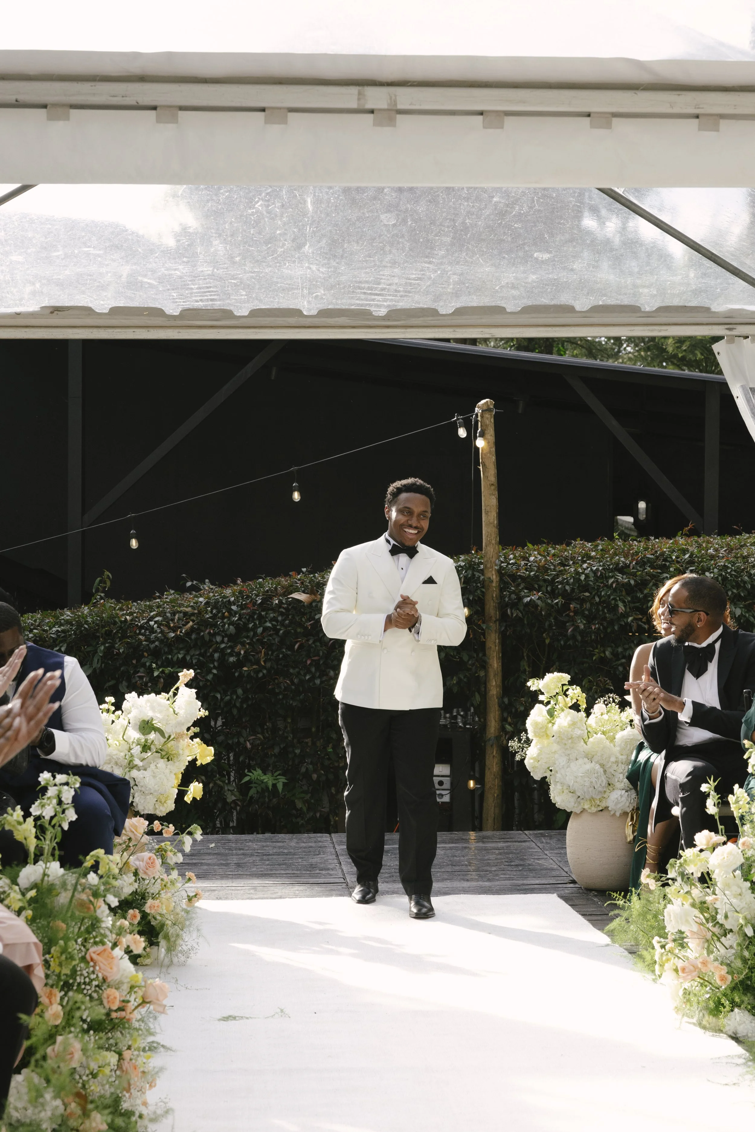 Forest Campestre wedding ceremony in Medellín, Colombia featuring the bridal processional, groom's reaction, emotional ceremony moments, floral aisle design, wedding guests, and documentary-style wedding photography