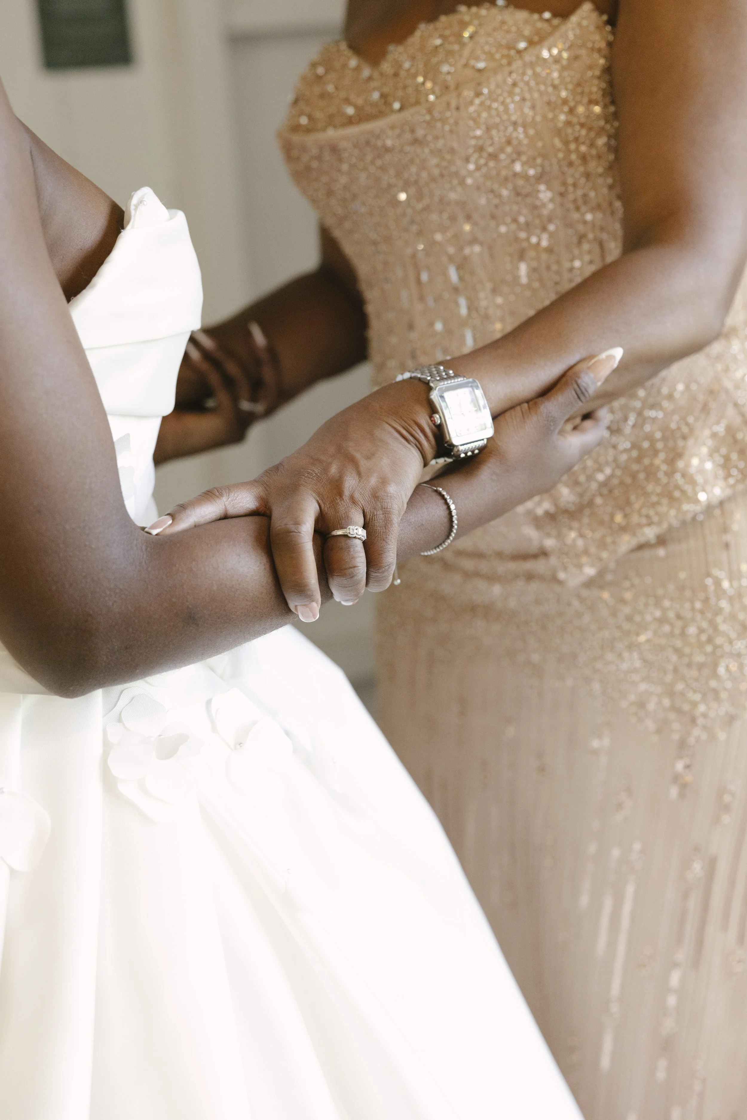 Documentary wedding photography showcasing bridal preparations, bridesmaids, wedding details, floral ceremony design, reception décor, invitation suite, wedding dress, and intimate getting ready moments at Forest Campestre in Medellín, Colombia.
