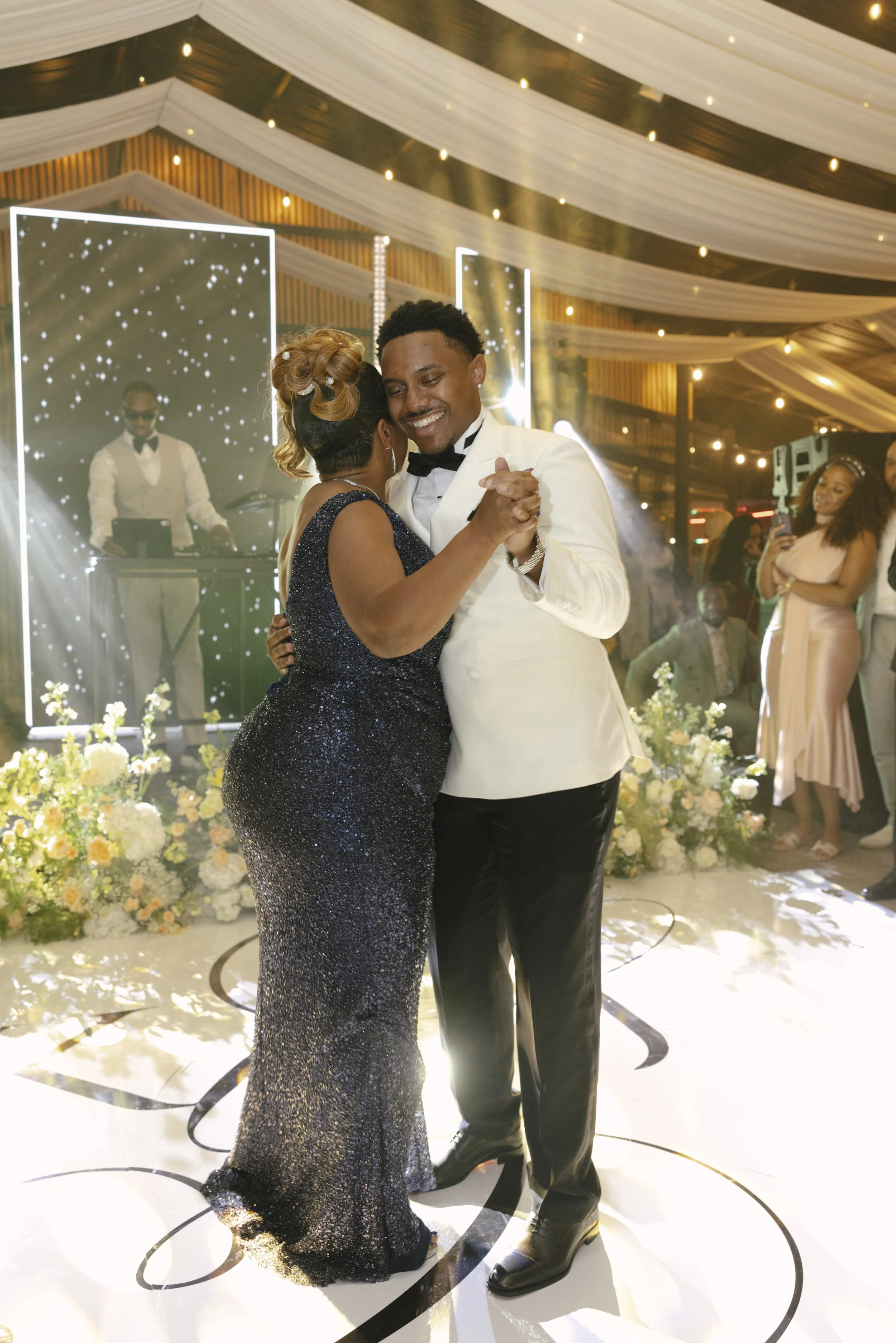 Wedding reception at Forest Campestre in Medellín, Colombia featuring the couple's first dance, parent dances, dance floor celebration, wedding desserts, and candid documentary wedding photography.