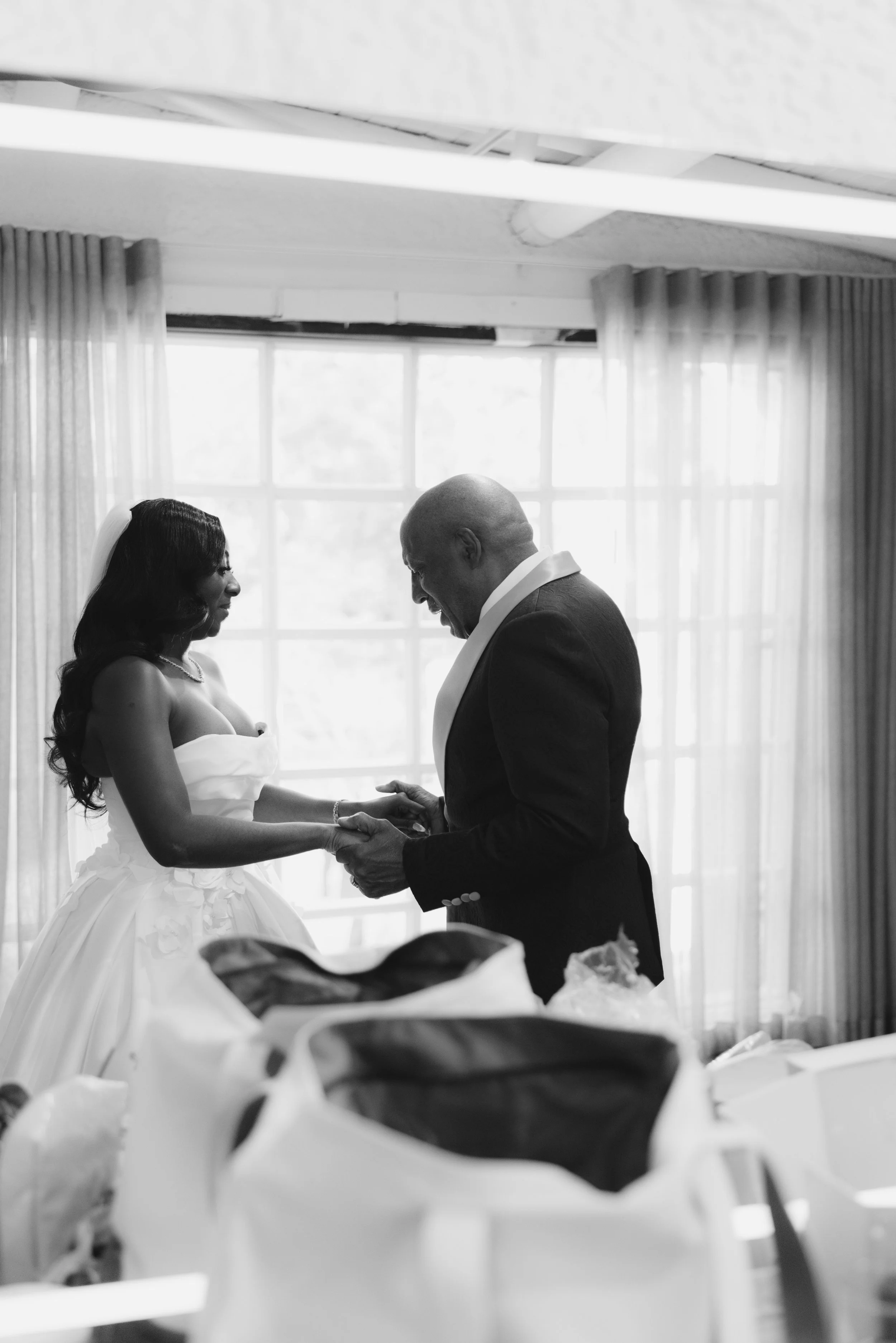 Documentary wedding photography showcasing bridal preparations, bridesmaids, wedding details, floral ceremony design, reception décor, invitation suite, wedding dress, and intimate getting ready moments at Forest Campestre in Medellín, Colombia.