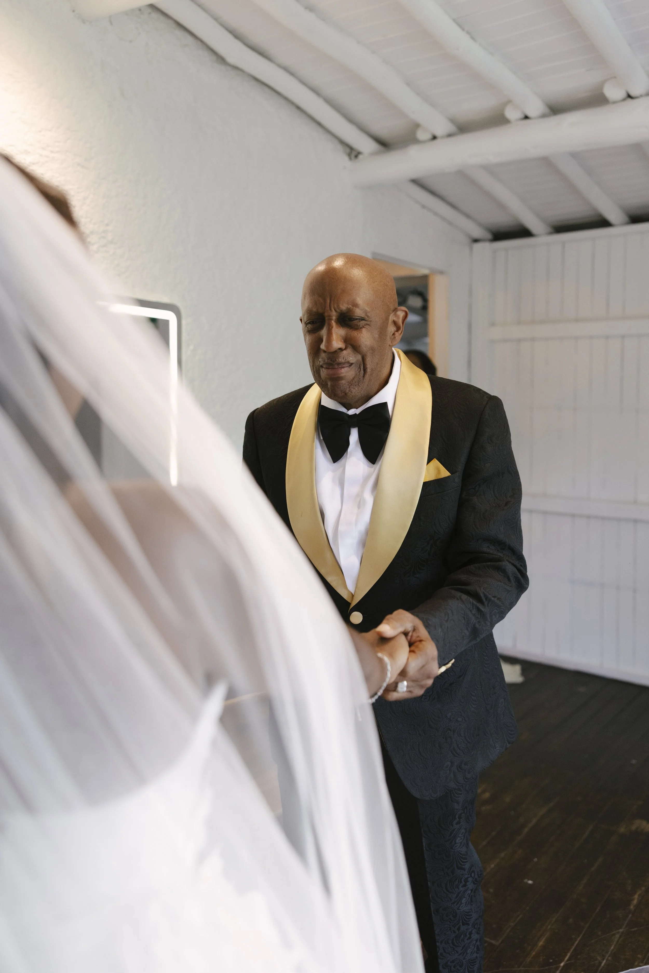 Documentary wedding photography showcasing bridal preparations, bridesmaids, wedding details, floral ceremony design, reception décor, invitation suite, wedding dress, and intimate getting ready moments at Forest Campestre in Medellín, Colombia.