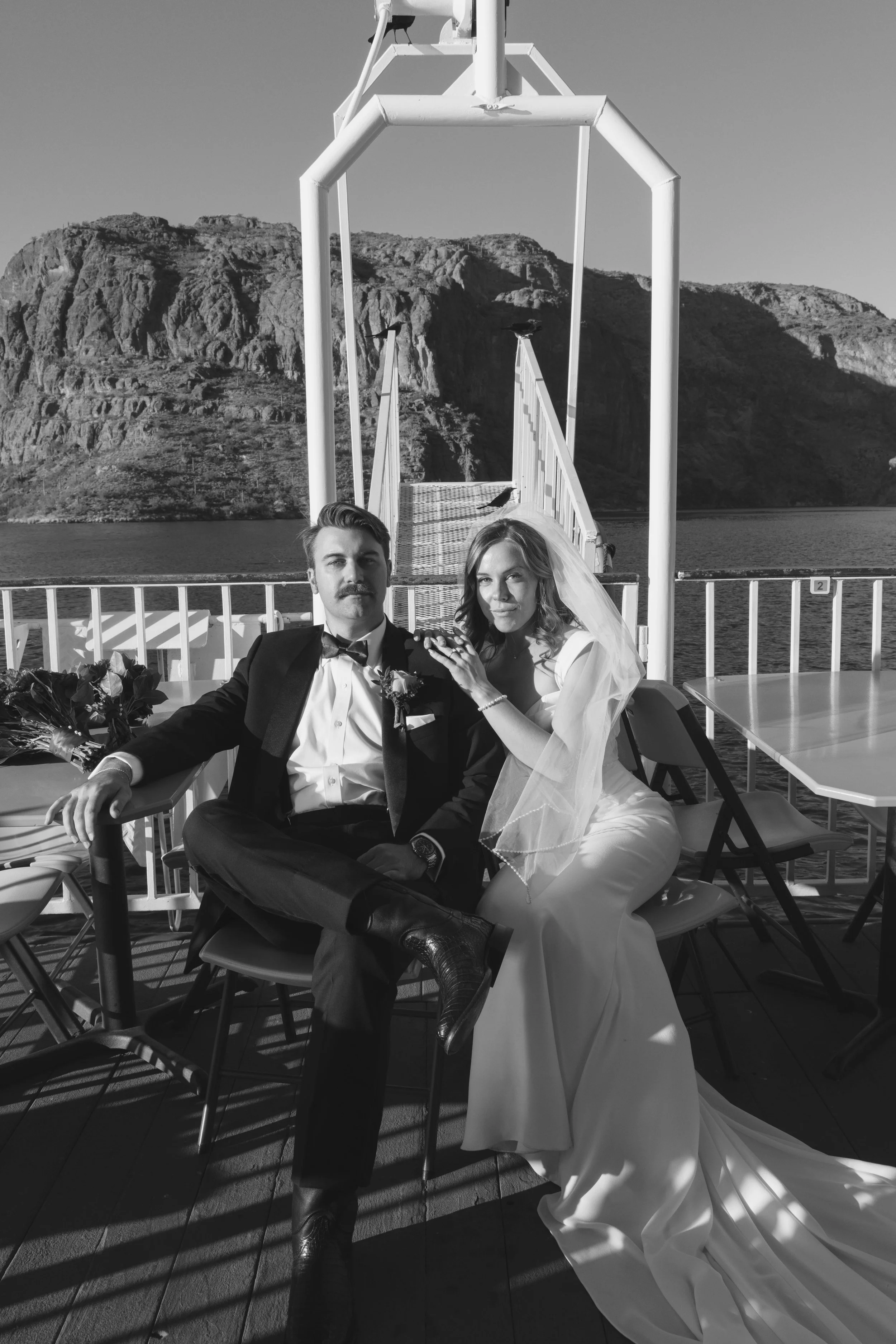 As the Dolly Steamboat cruised through Canyon Lake, the couple took a few quiet moments together on the deck surrounded by Arizona’s dramatic desert cliffs and open water. The golden afternoon light and peaceful canyon views created the perfect setti