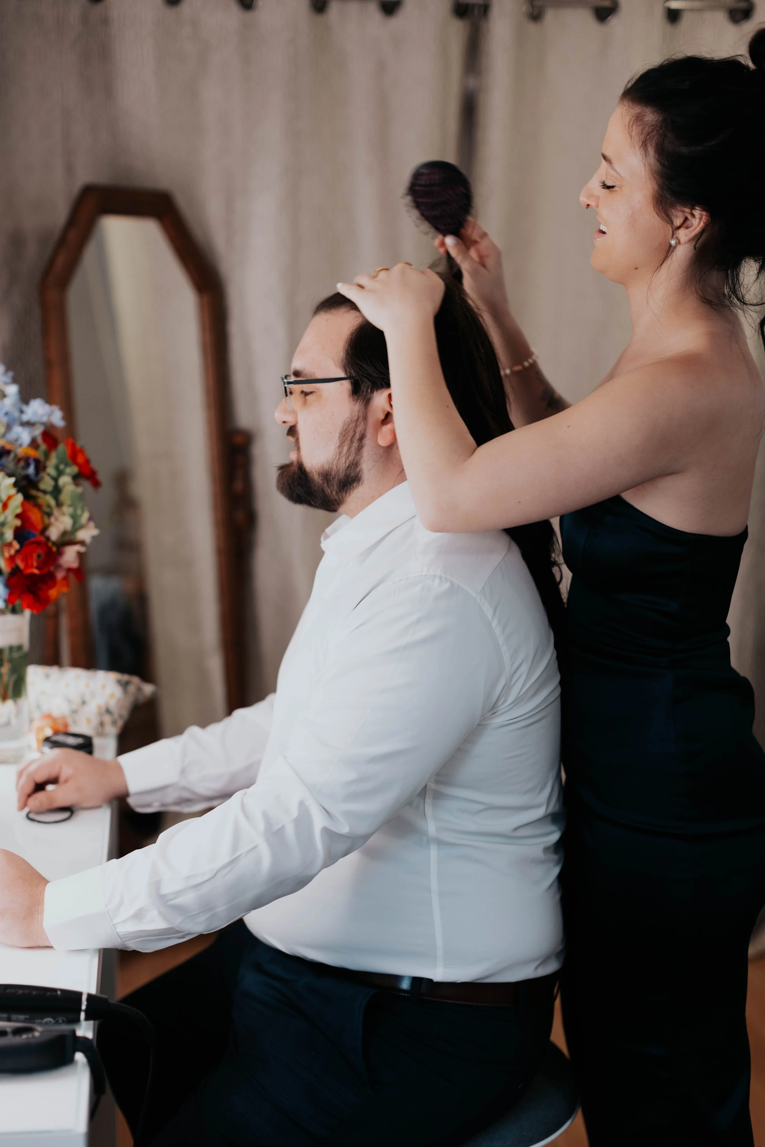 The morning began with quiet getting-ready moments and wedding detail photos before the ceremony at the Boojum Tree in Phoenix. From the bride’s dress and rings to personal touches shared throughout the space, every detail reflected Lauren & Joel’s b