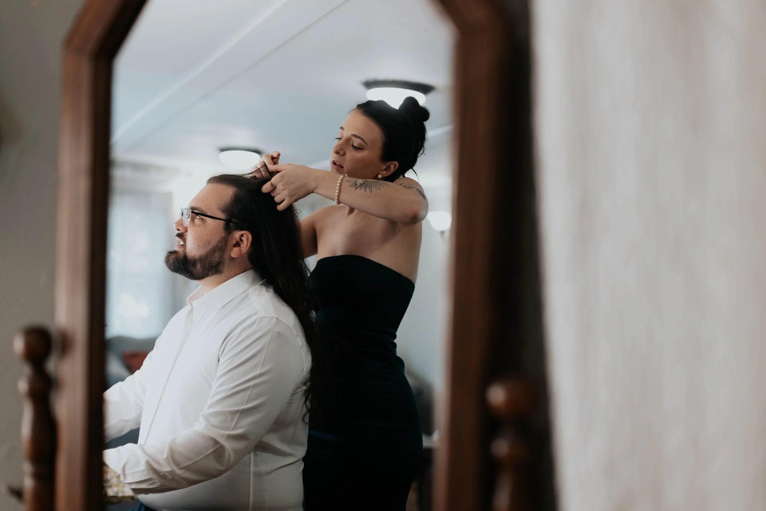 The morning began with quiet getting-ready moments and wedding detail photos before the ceremony at the Boojum Tree in Phoenix. From the bride’s dress and rings to personal touches shared throughout the space, every detail reflected Lauren & Joel’s b