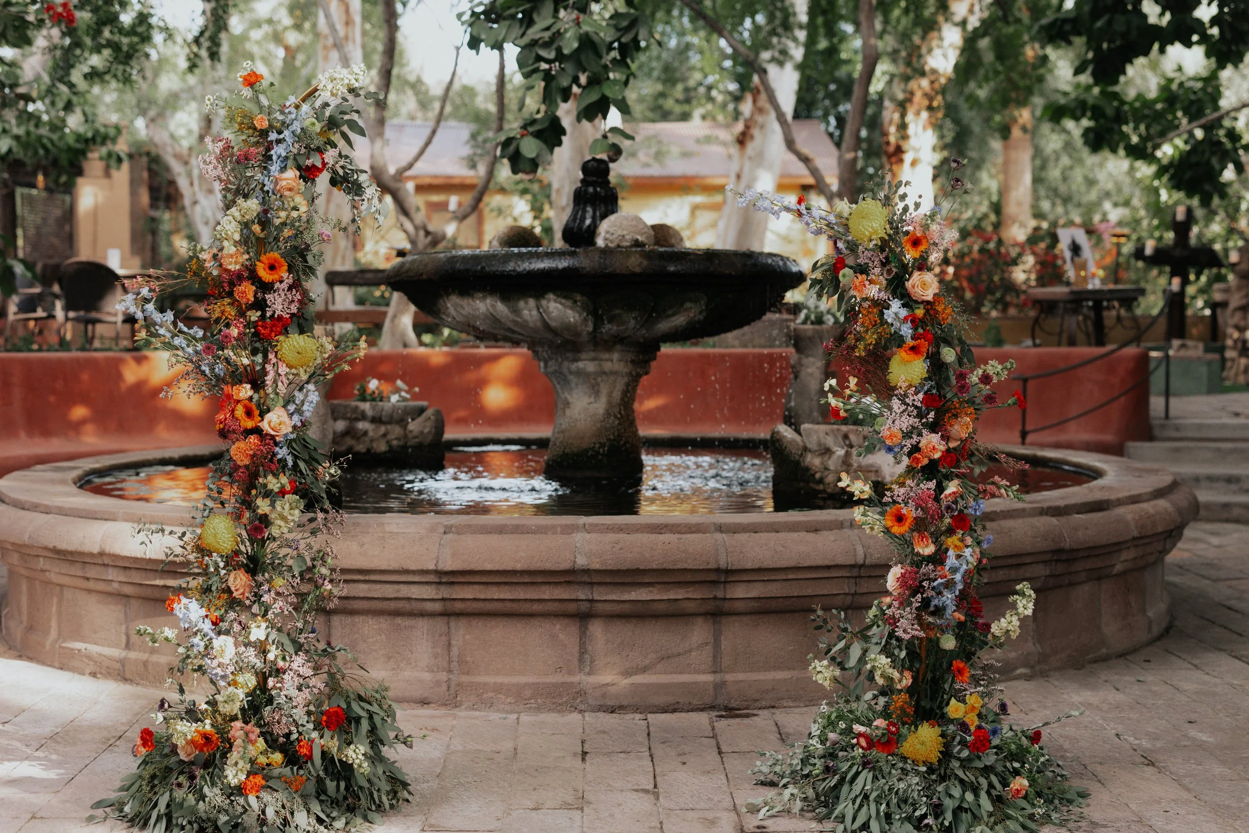 The Boojum Tree’s lush garden setting created a stunning backdrop for Lauren and Joel’s wedding day in Phoenix. From colorful floral arrangements to the candlelit reception space beneath the trees, every detail reflected the romantic and natural atmo