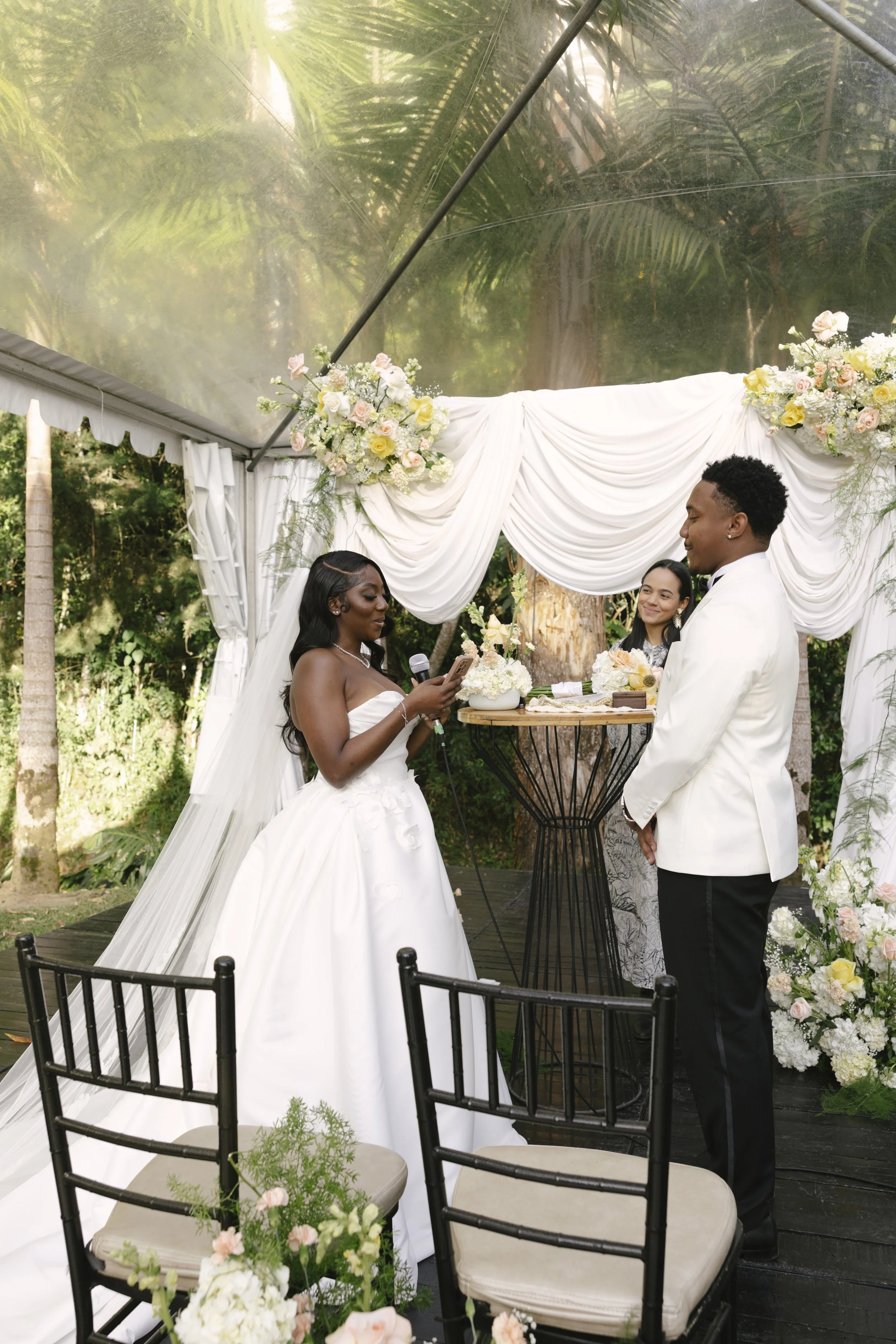 Forest Campestre wedding ceremony in Medellín, Colombia featuring the bridal processional, groom's reaction, emotional ceremony moments, floral aisle design, wedding guests, and documentary-style wedding photography